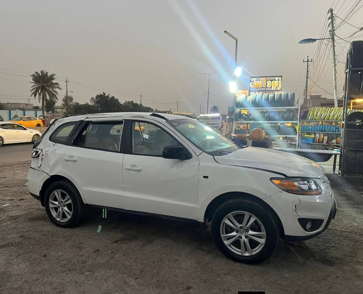 السلام عليكم اخوان للبيع هونداي سنتافي موديل 2012 رقم نينوى الدولي رقم وسنويه وهزه كله جديد وشرط التحويل محرك 6 سلندر 7 راكب 3 قطع تبريد سياره كفاله قبل الحادث وحالين بيها حادث وبيع على حادثه كير محرك داخل كله كفاله السعر مناسب لشراي للاتصال بل رقم *********** مكان سيارة بغداد
