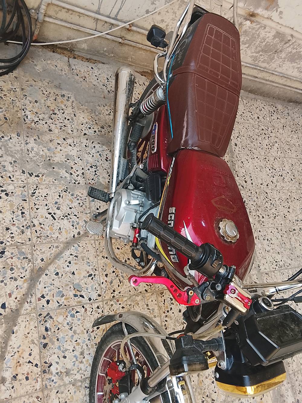 سلام عليكم دراجه سولنك موديل 2025 دراجه جديده وخير من الله ما بيها اي نقص دراجه بعده جديده ماشيه 4000 بس دراجه 