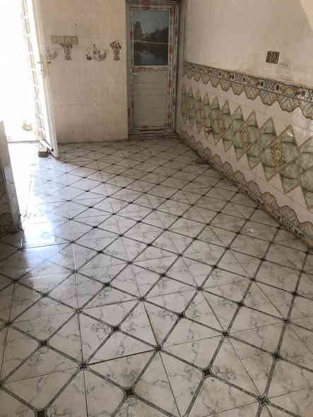 السلام عليكم 
دار زراعي مساحه 50م شارع بعرض 15م. اساس و سقف كونكريت عالي عن الشارع نضيف جداً كهرباء ماء سيراميك كامل البيت من كلشي. 
العنوان شارع المطحنه مقابيل قرية الغدير السعر 20 مليون ***********
