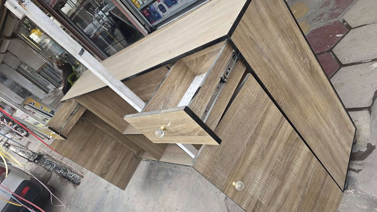 ميز جديد  للبيع لعدم وجود مساحة.
قياسات مثالية وشكل مرتب وحلو.
السعر: 125,000 دينار فقط ✨
العنوان: المقدادية / السوق القديم.
(***********)
