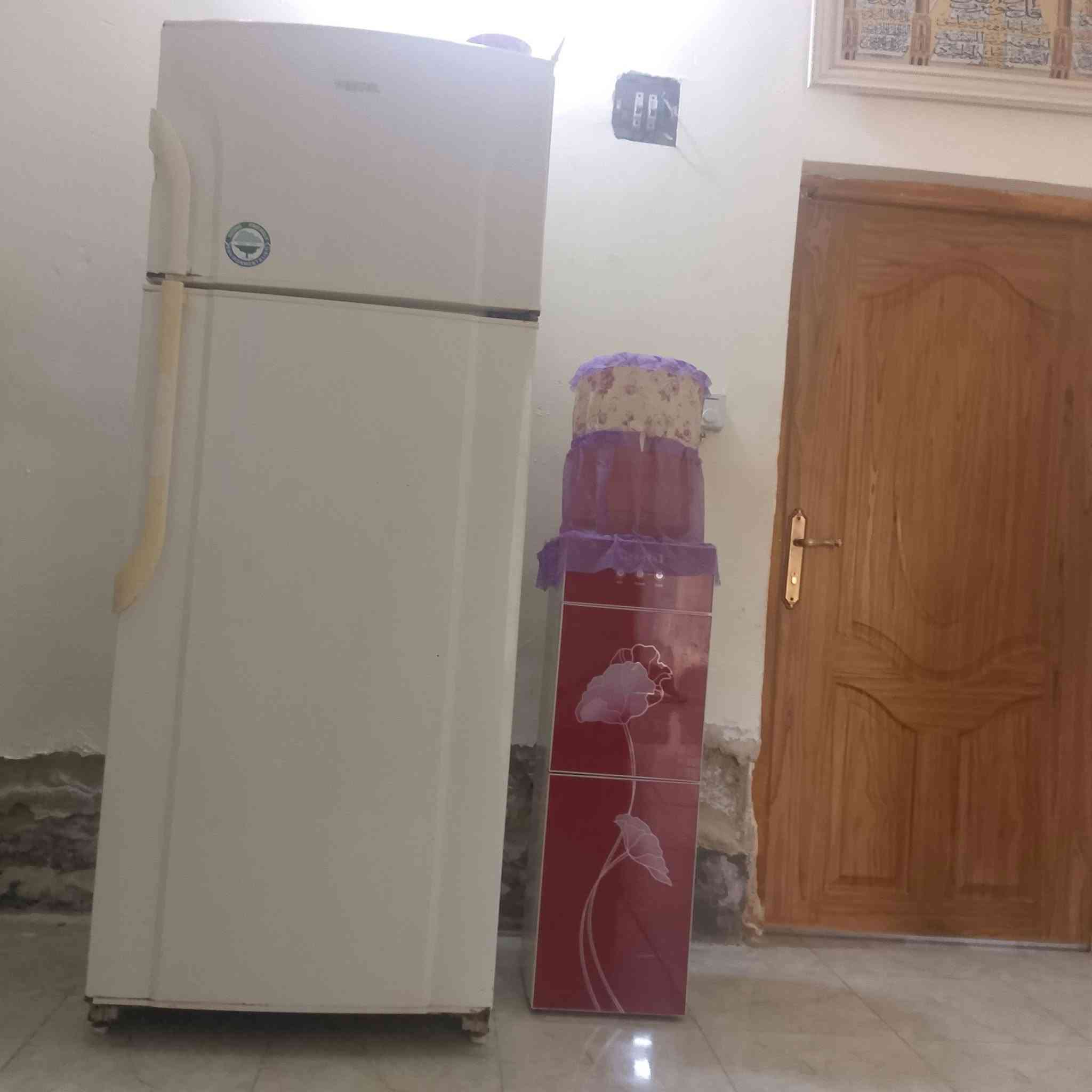 السلام عليكم اغراض بيت للبيع في حي البساتين قرب مدرسة الأسوار للبنات ثلاجه حجم ١٨ قدم فستل تركي باب الاول طباخ ايطالي درجه اولى ٥عيوم مع الفرن شغال نضيف ميز طعام صاج واجهه جام بي ضرر بالكراسي للاتصال ***********
