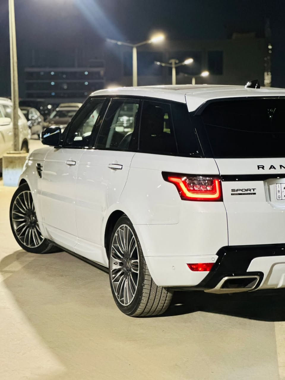 السلام عليكم
رانج روفر سبورت اوتو 8 سلندر سوبر p525
 ماشيه.  كيلو 40,000               2020 
تدفئه وتبريد مقاعد
مساج مقاعد 
داتا شو 
جكات 
دوس كهرباء 
السيارة فول مواصفات للاخير 
***********

مكان السياره بغداد العامريه
