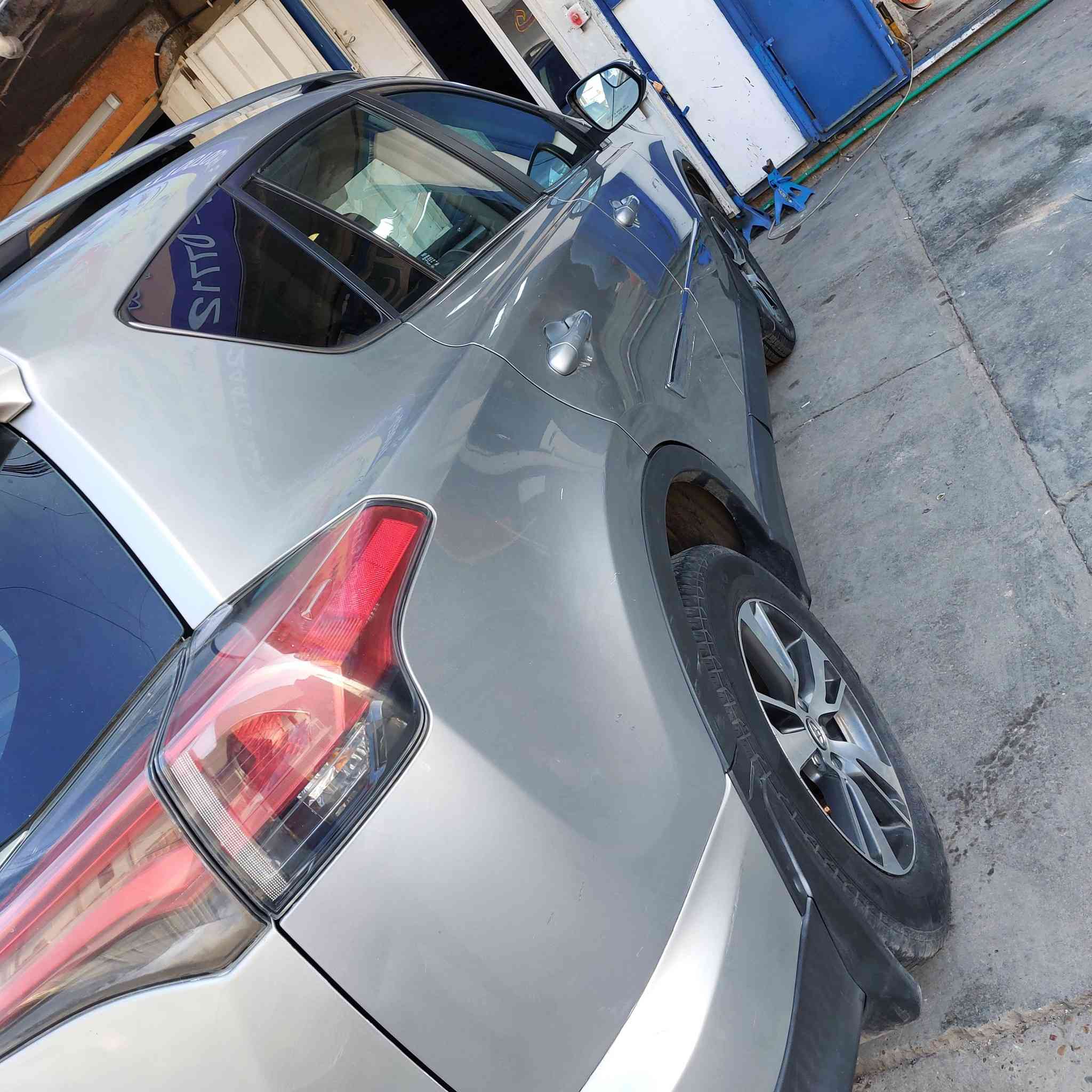 اسلام عليكم تيوته راف فور موديل ١٧ السياره ماشيه ٨٠ الف كيلو مو مايل كير مكينه تبريد تدفئه كله جديد حادثه قبق الجنطه وبيه صبغ بابين وجاملغ رقم بغداد سنويه جديده السعر ١٦٥ورقه وبيه مجال *********** مكاني الدوره حي الصحه بغداد
