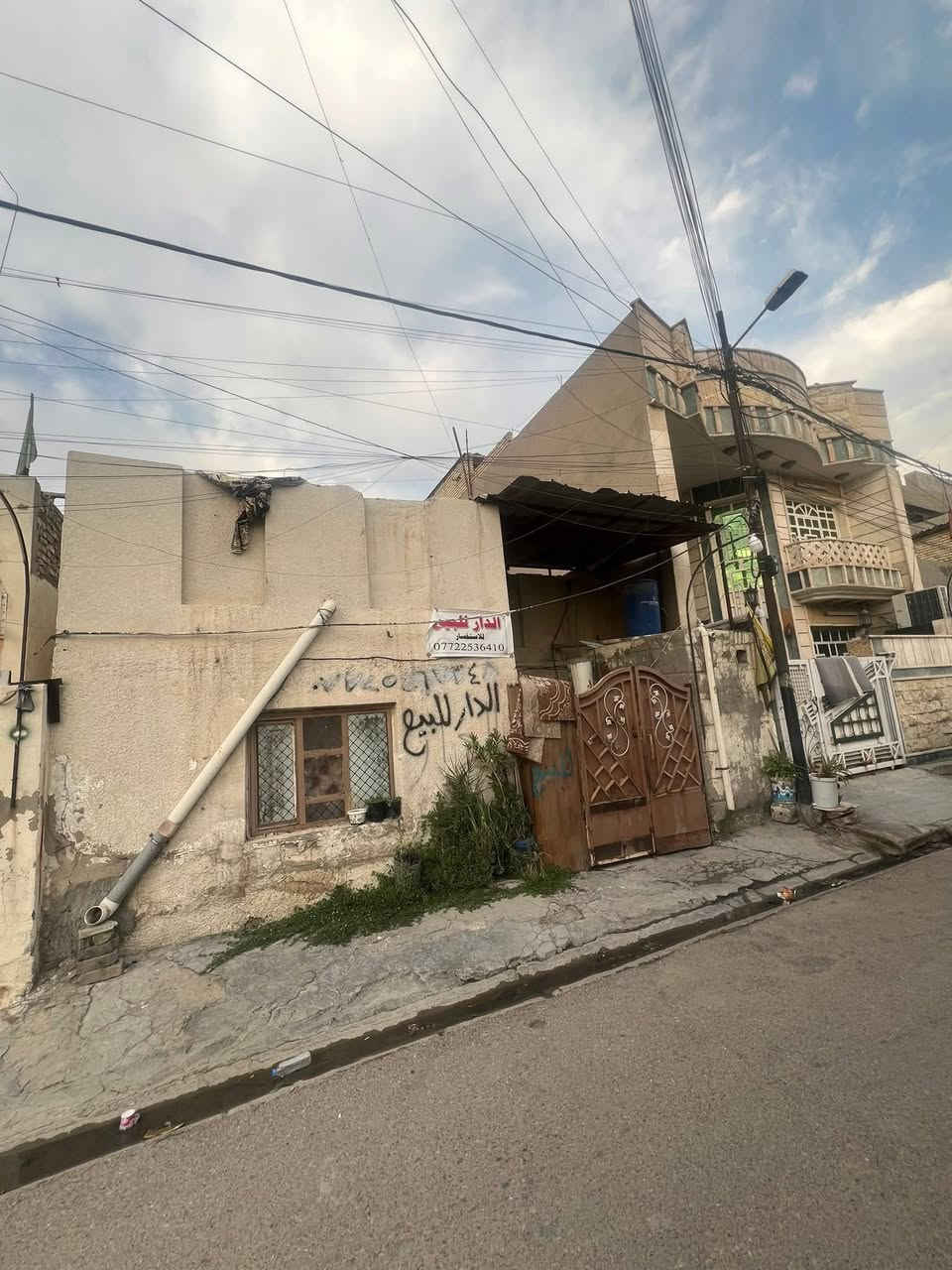 الدار للبيع مساحه ١٤٤ عكاده. بناء قديم عنوان مدينه الصدر قطاع ٥٢.  موقع مقابيل المدارس قريب عل الخدمي مال الاورفلي الاتصال ***********
