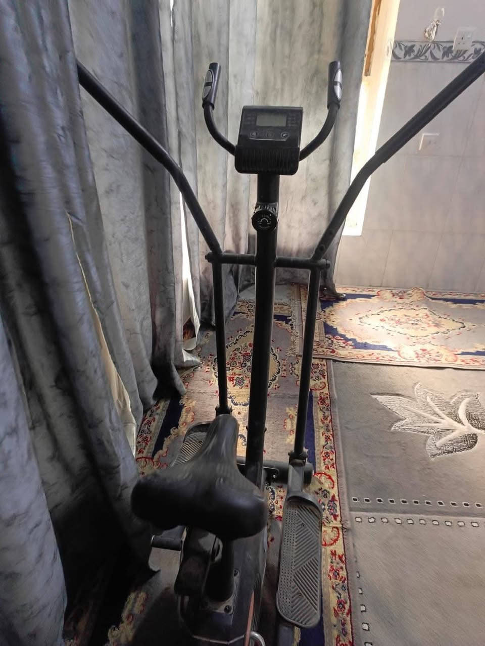 للبيع: جهاز رياضي متكامل 2 في 1 (أوربتراك ودراجة) ماركة Speed Fitness 🚴‍♂️🏃‍♂️

فرصة ممتازة لخسارة الوزن وشد الترهلات والحفاظ على اللياقة داخل البيت بكل سهولة. الجهاز عملي جداً ويوفر تمرين متكامل لجميع عضلات الجسم.

📌 مواصفات ومميزات الجهاز:

1️⃣نظام 2 في 1: يمكن استخدامه كدراجة ثابتة (لوجود المقعد) أو كجهاز مشي بيضوي (Elliptical) لتحريك كامل الجسم.

2️⃣شاشة ديجيتال: لمتابعة أداء تمرينك بالكامل (تعرض الوقت، المسافة، السرعة، ونسبة السعرات الحرارية المحروقة).

3️⃣مقعد مريح: قابل للتحكم والتعديل (ارتفاع وانخفاض) ليناسب طول المستخدم.

4️⃣مقابض مزدوجة: مقابض متحركة لتمرين الجزء العلوي (اليدين والأكتاف)، ومقابض ثابتة للتركيز على الجزء السفلي من الجسم.

5️⃣هيكل متين: من ماركة Speed Fitness المعروفة بتحملها العالي وثباتها أثناء التمرين.

6️⃣حالة الجهاز: مستعمل ونظيف، شغال وما بيه أي نقص أو مشاكل (مثل ما موضح بالصور).

📍 المكان: بابل - الحلة - طهمازية - عامود -97-

📞 للتواصل: *********** أو المراسلة على الخاص او على الواتس اب.

@الكل @الجميع
#للبيع #بايسكل #رياضة #رياضه #رياضي #بايسكل_رياضي #سعرات_حرارية #دهون #تمرين #تمارين #صحة #صحه #ارخص_من_السوك #مجاني #توصيل
#شركة #شركه #بابل #حلة #العراق #عراق #العراقي #عراقي #جديد #مستخدم #مستعمل

