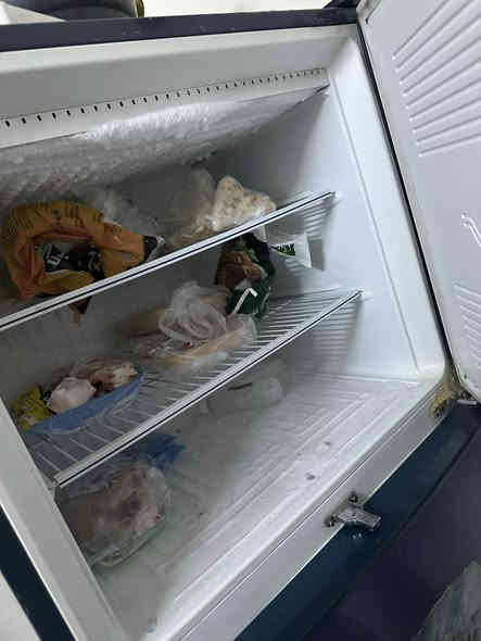 سلام عليكم ثلاجه شغاله مابيها شي فقط الباب ملحوم شغاله وخير من الله  سعر مناسب ورقه مكاني اليرموك  ***********
