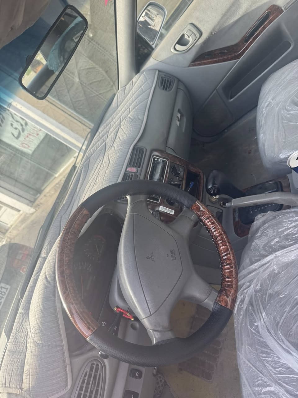 مسيوبوشي كلاند ياباني موديل٢٠٠١ 
رقم سليماني 
كير اوتوماتيك 
بدون ضربه 
فقط صبغ جماليه 
كير محرك تبريد شرط 
سعر ٤١ 
شراي خابر رقم 
مكلف بانشر
عنوان كركوك 
‭٠٧٧١ ١٩٤ ٠٨٤٢‬
‭٠٧٥٠ ٢١١ ٦٢٠٦‬
