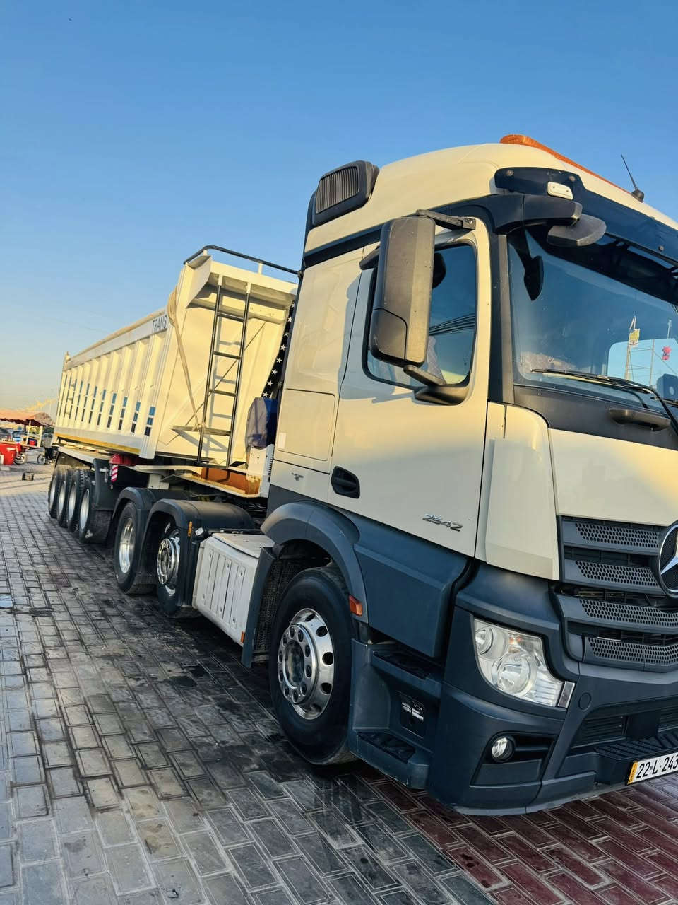 السلام عليكم 
للبيع اكتروز وحش موديل 17 سنگل امامي حجم 42 مواصفات / حساس رادار / ريتايدر/ ثلاجه/ كامره / مربوطه قلاب اربع دناگير عربانه 32 متر 2026 /رقم اربيل بأسمي تحويل مباشر مكان السيارة  كربلاء 
السعر اتصال ع الرقم ***********  للمعلومات غير متواجد على الفيس مكلف بالنشر
