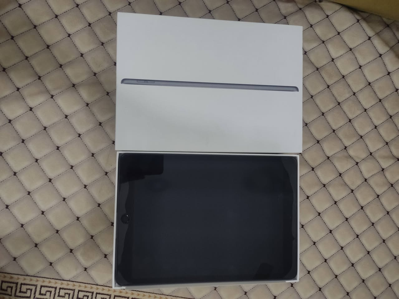 ايباد 9
ذاكرة 64
كلش نضيف لا واكع وولا مشخوط وكلشي مامبدل بي
استعمال دراسة وكامل الملحقات تجي وياه شاحنه اصلية والكارتون، والقلم والكڤر هدية وياه
السعر 250 وبي مجال بسيط للجيه
مكاني حلة
                ***********
