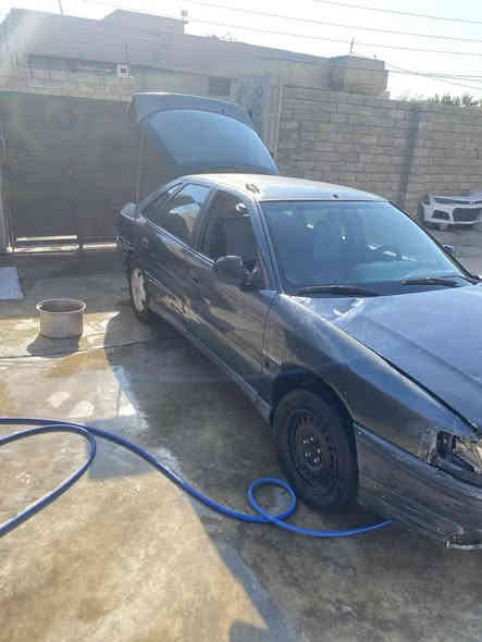 السلام عليكم
 رينو موديل ٩٢ داخلها حلو وخارجها مايعوزو بس لايتات اماميه كير محرك زينات  ١٨وبيها مجال 
ولباقي شوف العين 

***********
