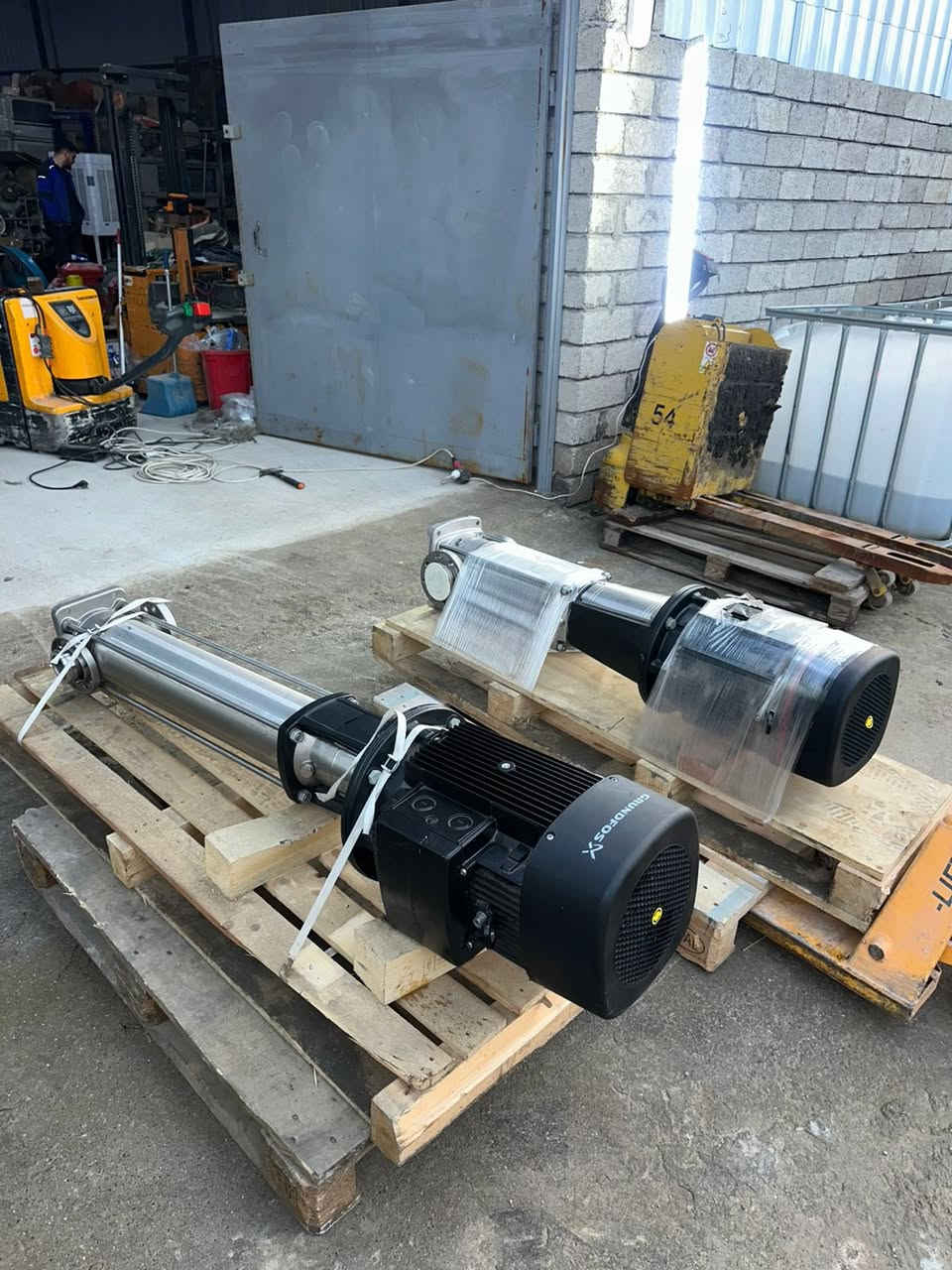 مساء الخیر 
الیکم عرض خاص بێشانگەها میڤان دهوك
لدينا ماطور من  نوع Grundfos  العالمية IE3
(kW)       18.50.    
(min)        2950
الضغط (H/Hmax): الضغط التشغيلي 76.0 متر، وأقصى ضغط تصل إليه المضخة هو 97.8 متر.
معدل التدفق (Q): 30.0 متر مكعب في الساعةh(m^3
أقصى ضغط عمل (pmax): 16 بار.
للتفاصيل زورونا في موقعينا #دهوك و #اربيل
#دهوك / شارع الجوازات - مقابل مسبح كردون
#اربيل / طريق مخمور - الصناعة الجنوبية- فرع التركترات
للتواصل عبر واتساب - فايبر
***********
***********
