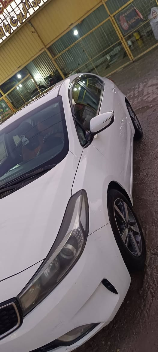 السلام عليكم سيراتو  2017 خليجي
السياره بيها باردات بدون تبديل. وصبغ على قياس لوحة الرقم الخلفي فقط   والباقي مكفول من الصبغ والتبديل 

رقم اربيل القديم بأسم الشركة
( حدادية + اطارات + باتري.. كله جديد قبل اسبوع مبدلهن.) 

مكينة 2000 دوش 

فتحة سقف سلايد 

تحكم ستيرن 

شاشة بالمراية

 كاميرا   خلفي 

حاكية و بلوتوث

حساس خلفي

لد نهاري أمامي 

ويل كب كروم 

مري جانبية كهرباء + اشاير 

نظام ABS

العنوان النجف

الشراي يتصل ***********

السعر 135 بيهً مجال بسيط
