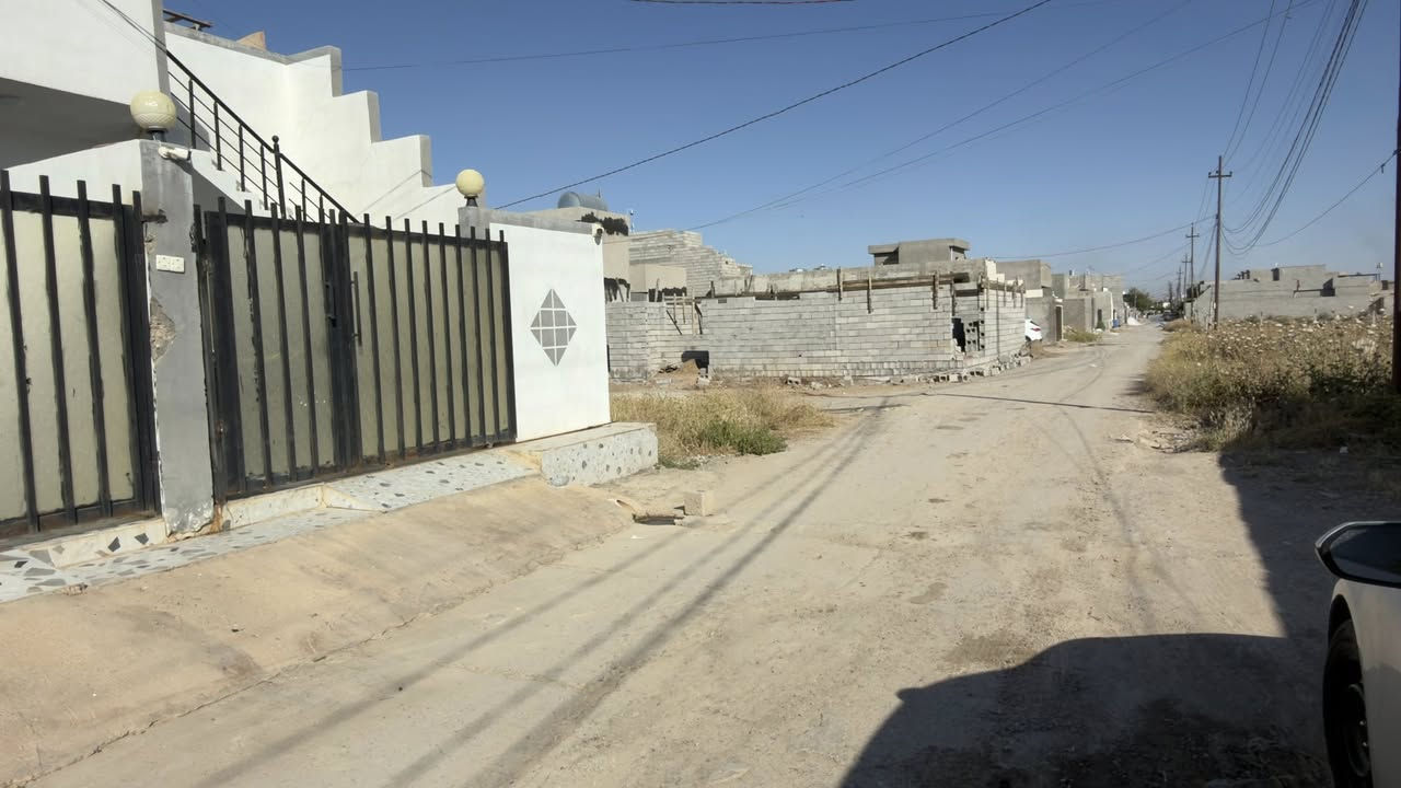بيت 100 متر للأيجار في حي بدر بيه غرفة نوم ومطبخ واستقبال وكراج بيت جديد ماي وكهرباء وتبليط وقريب ع مقر الحشد ع شارع المزارع موقع مميز 250 الف ماي وكهرباء عليه 
للأستفسار ***********
