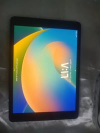 ايباد 8 للبيع ذاكرة 32 سعر 200 الف نضيف كلشي مابي رقم الهاتف 077448328...