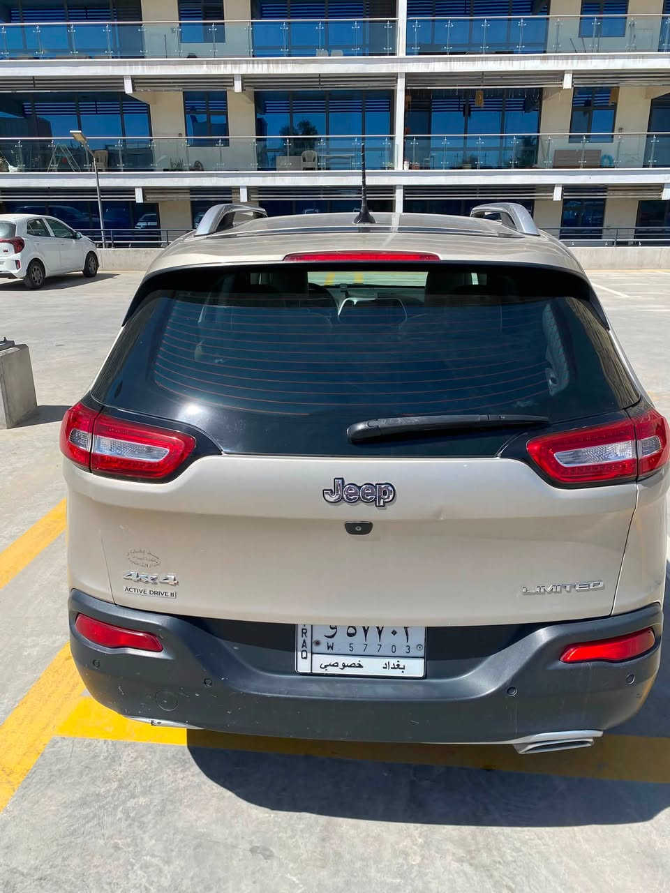 جيب شيروكي (بزون)
موديل 2015 فئة ( LIMTED)
اللون ذهبي 
بدون ايرباك
محرك 6 سلندر 3200 cc
ماشية 133.000 كيلومتر
دفع رباعي 4*4
كامل المواصفات تجي بدون فتحة سقف
اطار ويل كب حجم 18
الگير 9 نمر 
4 انظمة قيادة 
قطعتين تبريد
مقاعد جلد
المقاعد الامامية تدفئة وتبريد
مقعد السائق كهرباء
تدفئة بالستيرن 
رادار امامي
تحذير النقطة العمياء
مانع تصادم
12 حساس امامي وخلفي
اوتو بارك 
اوتو ستوب
هاند بريك كهرباء
مثبت سرعة
 تشغيل عن بعد 
الصندوق كهرباء
*الضرر في امريكا* 
قبغ جنطة خلفية ومبدليها بدون اي ضرر للايرباك
واكو طخة اثناء التحميل بالشباك الامامي وعلى اثرها مصبوغ اقل من ربع البنيد
*الضرر في العراق*
طخة في اعلى جاملغ السائق ومعدلها عالبارد يم المندلاوي
طخة في باب جنب السائق ممعدله
واكو كم تلحيظة بسيطة في باقي اجزاء السيارة ( للامانة) 
السيارة يحتاجلها شوية ترتيب وتكون كاملة
السيارة باسمي وتحويل مباشر 
(السعر (12.200$ )
السيارة موجوده في بغداد - المنصور
متواجد بعد الساعة 4 عصراً 
للتواصل متوفر واتساب  ***********
