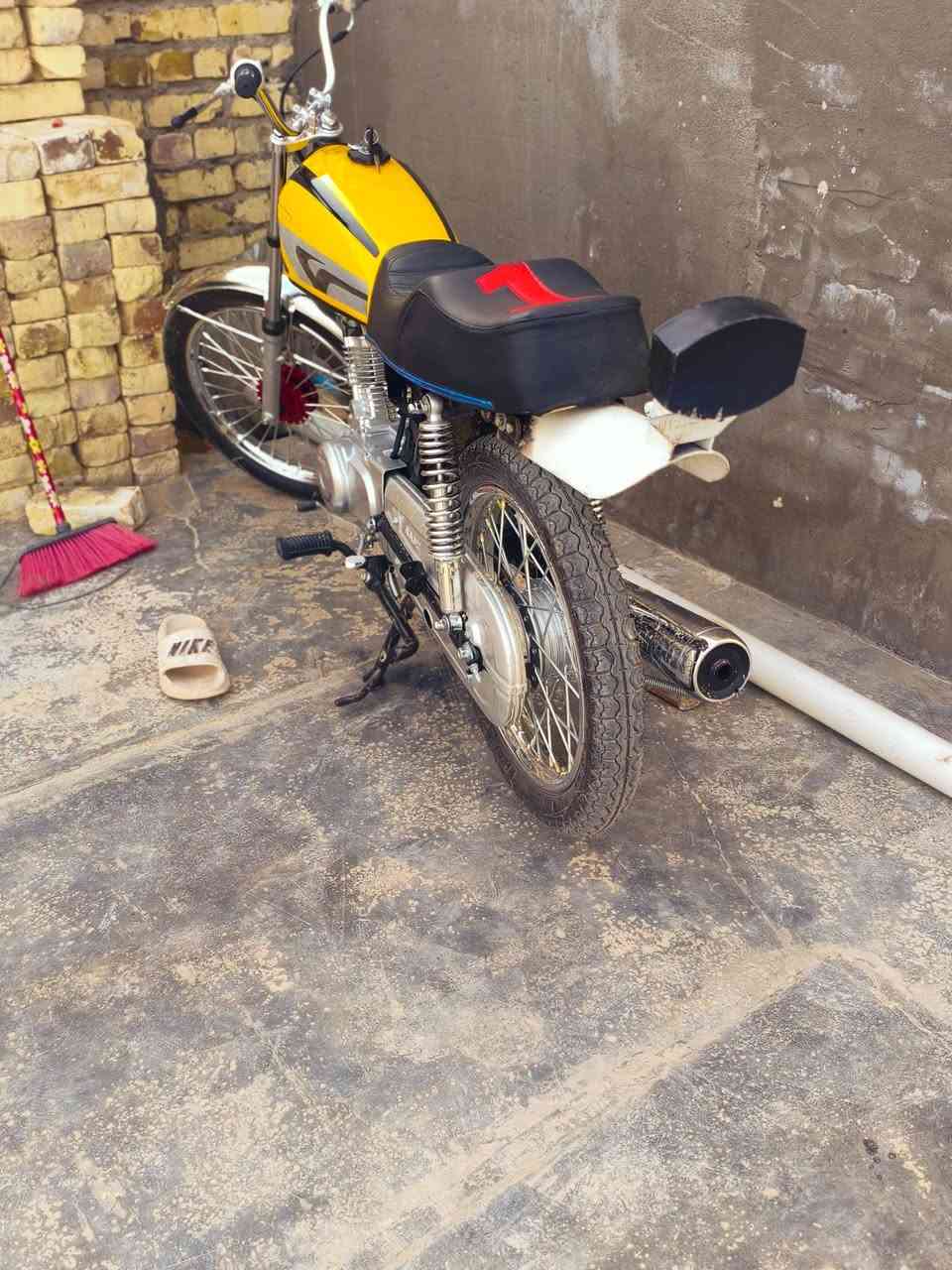 للبيع كلك كلك كلك مقفوله الدراجه مابيهه برغي تجاري صار 5ايام من معمرهه بعدهه عه سحك مكاني دوانيه حمزه شرقي 
***********
