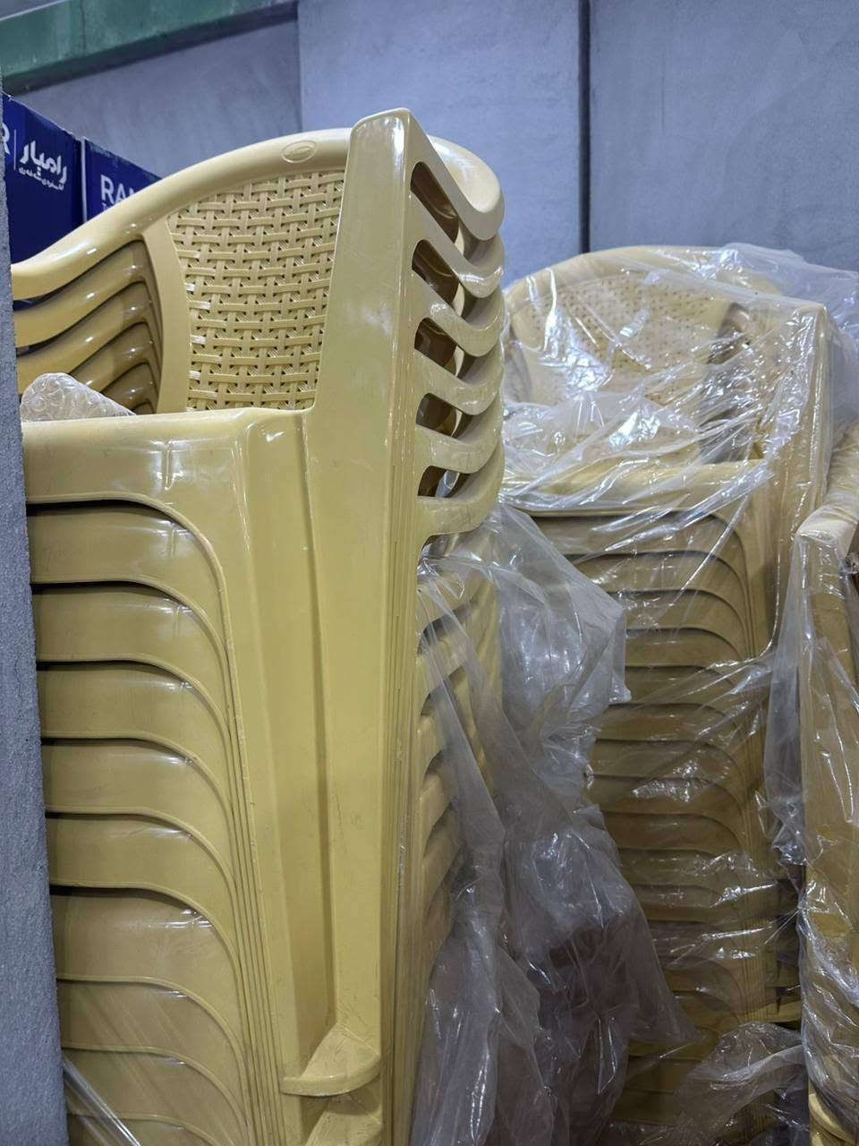 کورسی تازە بۆفرۆشتن
600 دانە کورسی لۆک بەکارنەهاتوو..
***********بۆزانینی نرخ پەیوەندیمان پیوە بکە ن
