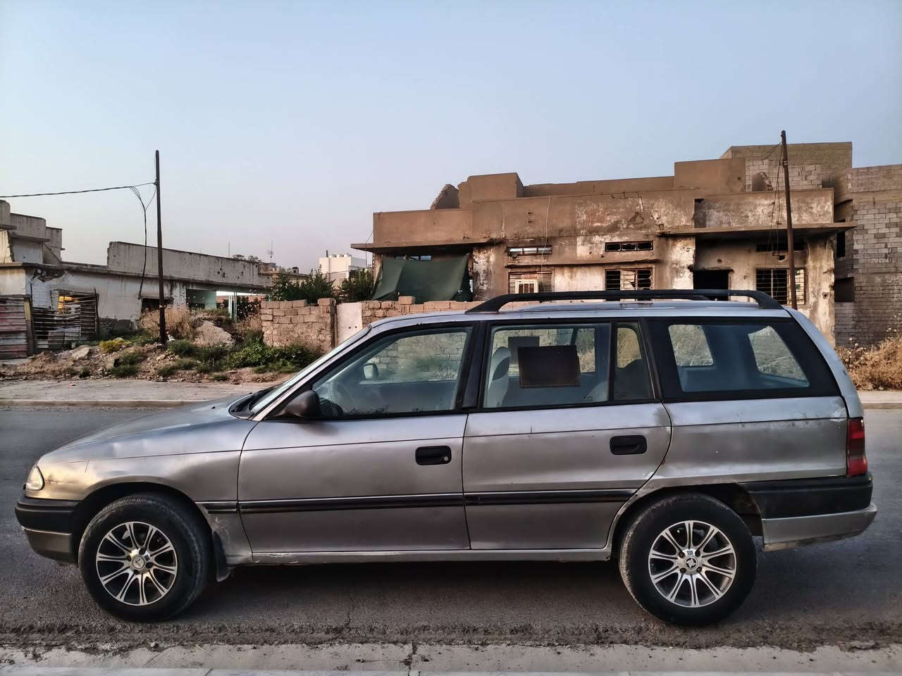 السلام عليكم.
سيارة استرة 16 كير محرك شرط رقم أنبار مشروع وطني الشرعي بل موصل موديل 1993 
السعر : 42$ وبيها مجال 
هاتف : ‏‪***********‬‏
