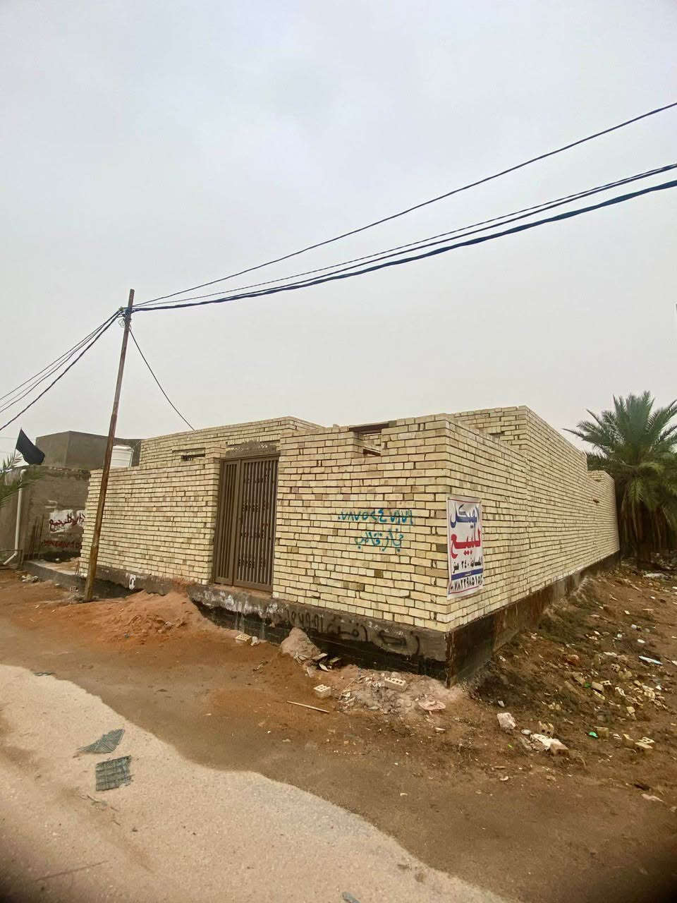 هيكل 200 متر
بناء درجه اولى طابوق نهروان
رباط وبتلو وزفت درجه اولى 
الحديد توصا حديد ثقيل 
يحتوي على ثلاث غرف نوم و مطبخ و هول و واستقبال 
السعر 44 مليون
مكتب العراق 
*********** النجف, العراق
