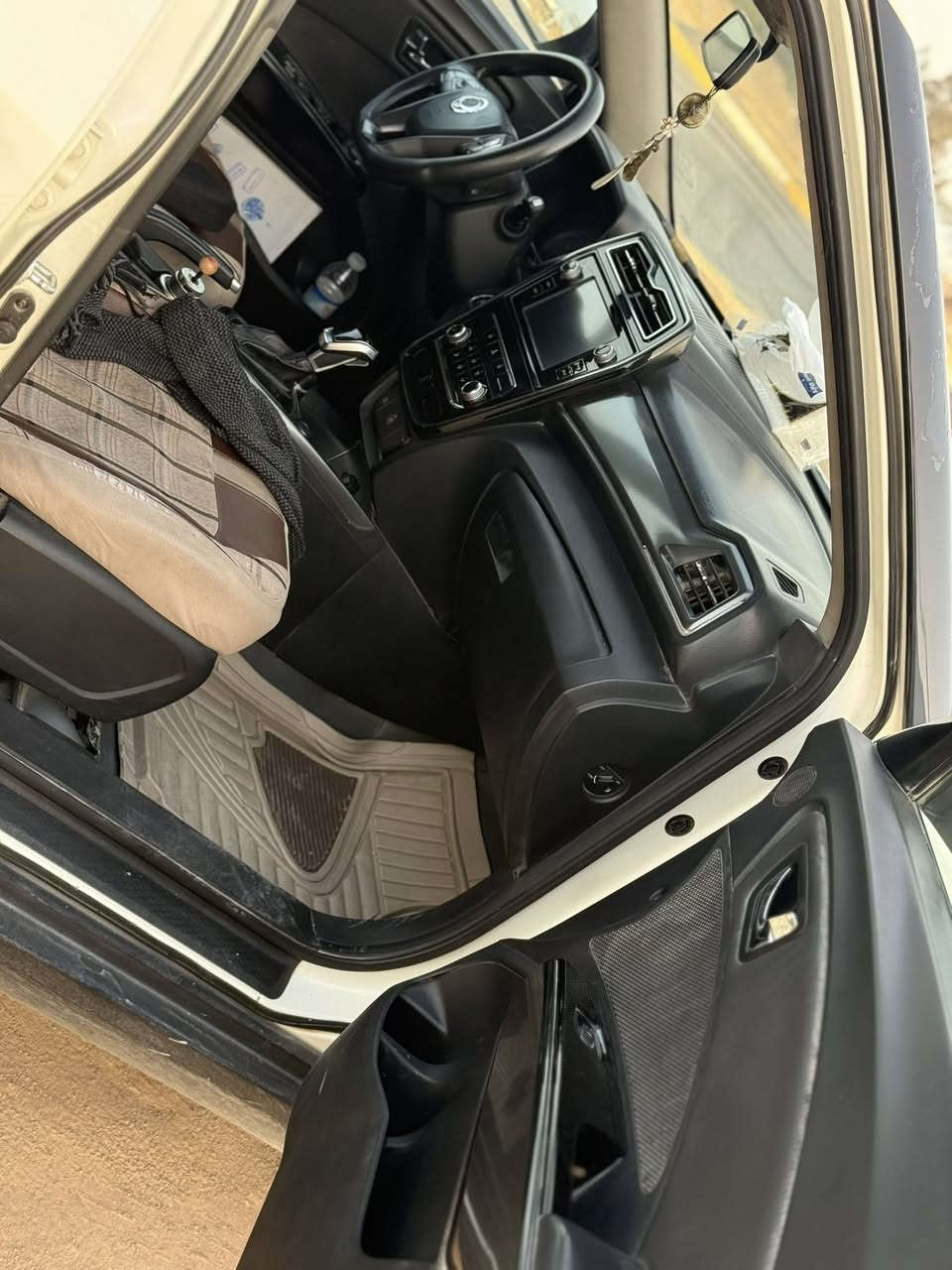 سانج يونج فيتور موديل 2021خليجي كفاله عامه من الضربه والصبغ والتبديل السعر 107مواصفات السياره بصمه بصمه ابواب داخل جلد مري شفط وبعد اكو مواصفات اللستفسار اكثر اتصال *********** مكان كربلاء
