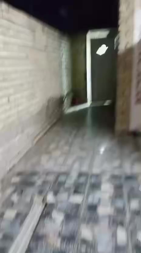 بيت للبيع مساحه ٢٠٠متر طابق ونص
الأرضي غرفتين وصاله ومطبخ واستقبال وكل غرفه سويت 
حمامات داخليه 
خارجيه 
كراج 
منور 
الطابق الثاني صاله فقط
سبع قصور شارع الضغطً
للاستفسار 
***********
السعر ١١٠ وبي مجال
