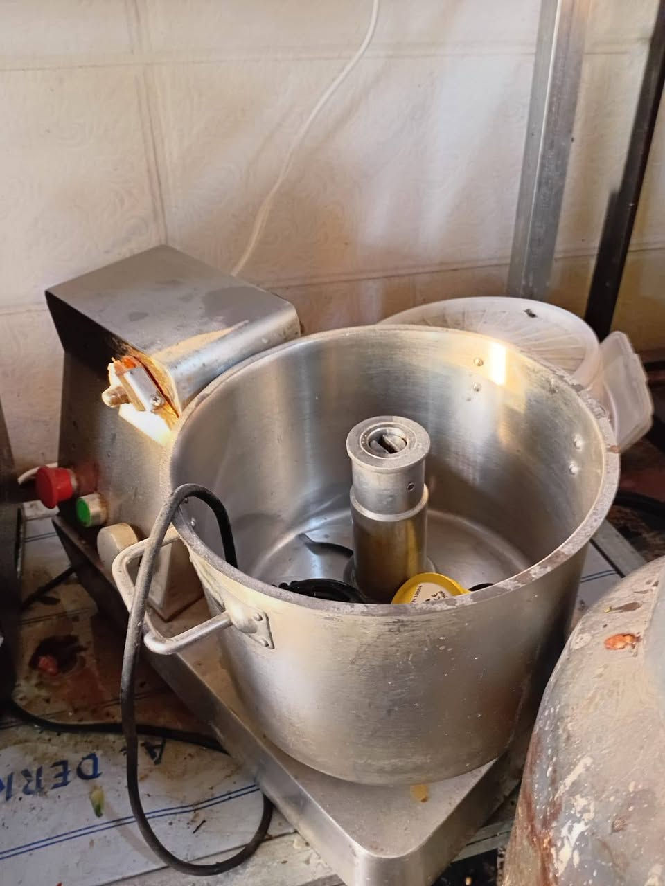 بيع غراض مطعم مستعمله فقط يومين*********** 
كاشير هوه ول ورقه كامل ب 500
ميز عرض ثمانين سانتبم ويطول ربع متار مغلف بل جام ول رضيه مرمر 550وبي مجال حكيه
حمايه ربع ملنكوات مستخدمه غاز وكهربا225
خلاط ستيل فقط قبق مكسور 200
مثرامه لحم 300
