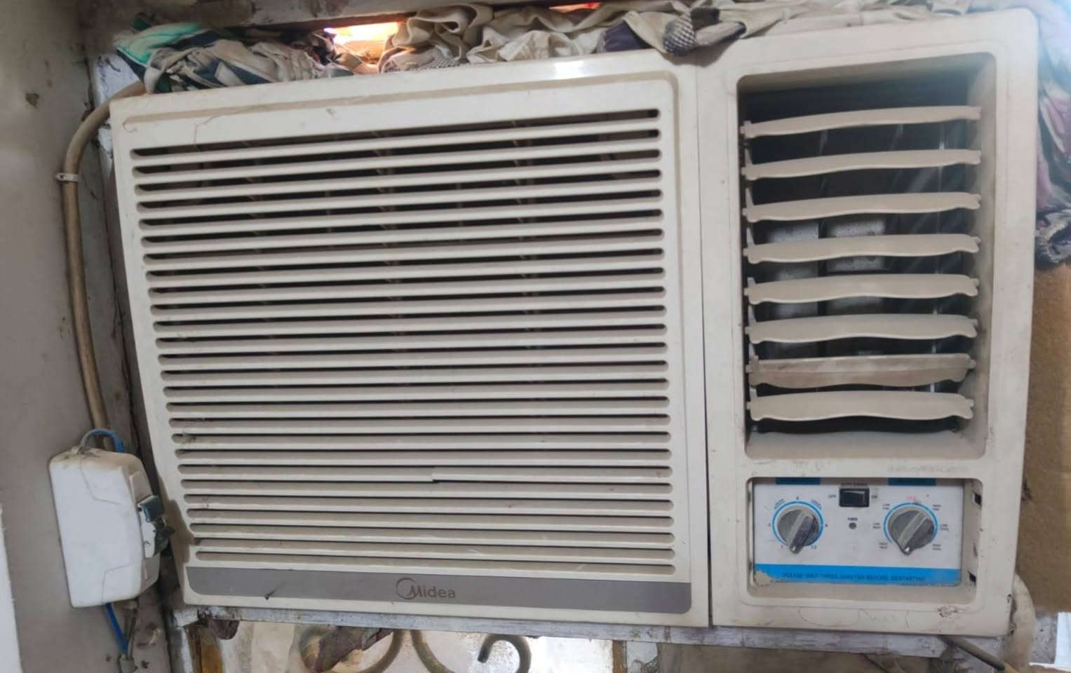 مكيف جديد استعمال قليل شغال تدفئة وتبريد للبيع السعر 150
***********

