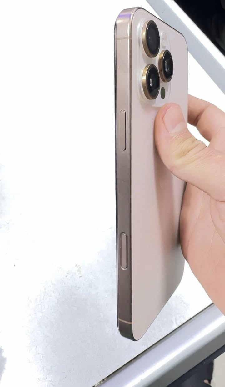 السلام عليكم. متاح آيفون ١٦ برو ماكس  تيتانيوم عسلي نموذج m شرق اوسط ذاكرته٢٥٦ وبطاريته  ٩٦ جهاز كلش نظيف مبدل بي شاشه اصليه ٣ خيارات فقط شاشه تبديل والباقي كفاله شرط الفحص    السعر ٩٥٠
مكاني بابل قضاء المسيب وتوصيل ماعندي 
للاتصال ***********
