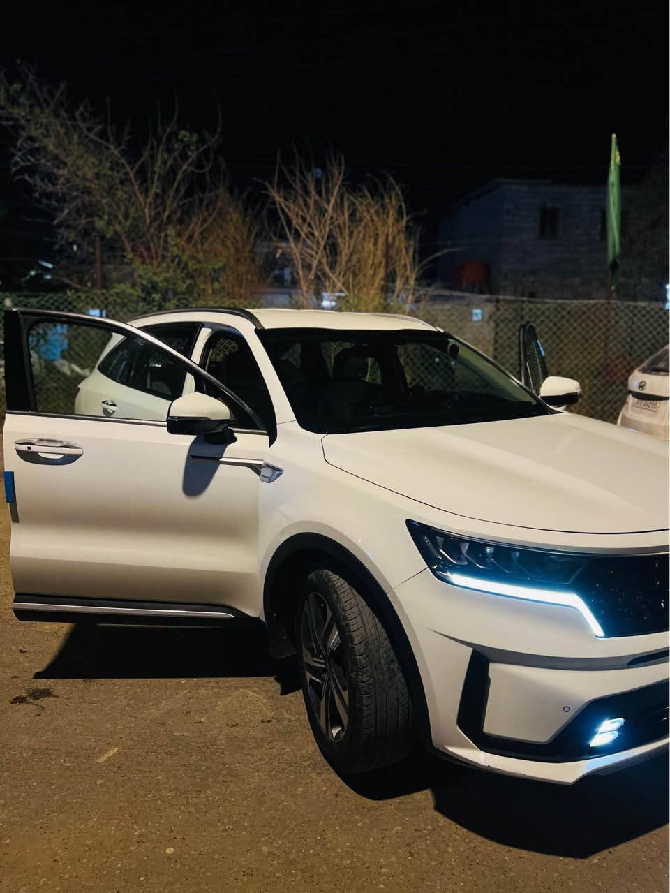 السلام عليكم 
كيا سورنتو 2023 خليجي 6 سلندر 
بصمه تشغيل 
بصمه ابواب 
تشغيل عن بعد 
جنطه كهرباء 
كشن كهرباء 
ماشيه 85 
بيهه كارت بنص البابين السايق والوراه 
وبيهه اصبعين كارت بالجاملع الخلفي 
السعر 285 وبي مجال 
البصره المعقل 
*********** البصرة, العراق
