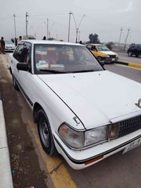 سيدان للبيع مديل ١٩٨٨ سعرها ٥٧ وبيها مجال قليل السياره رقم انبار مشروع...