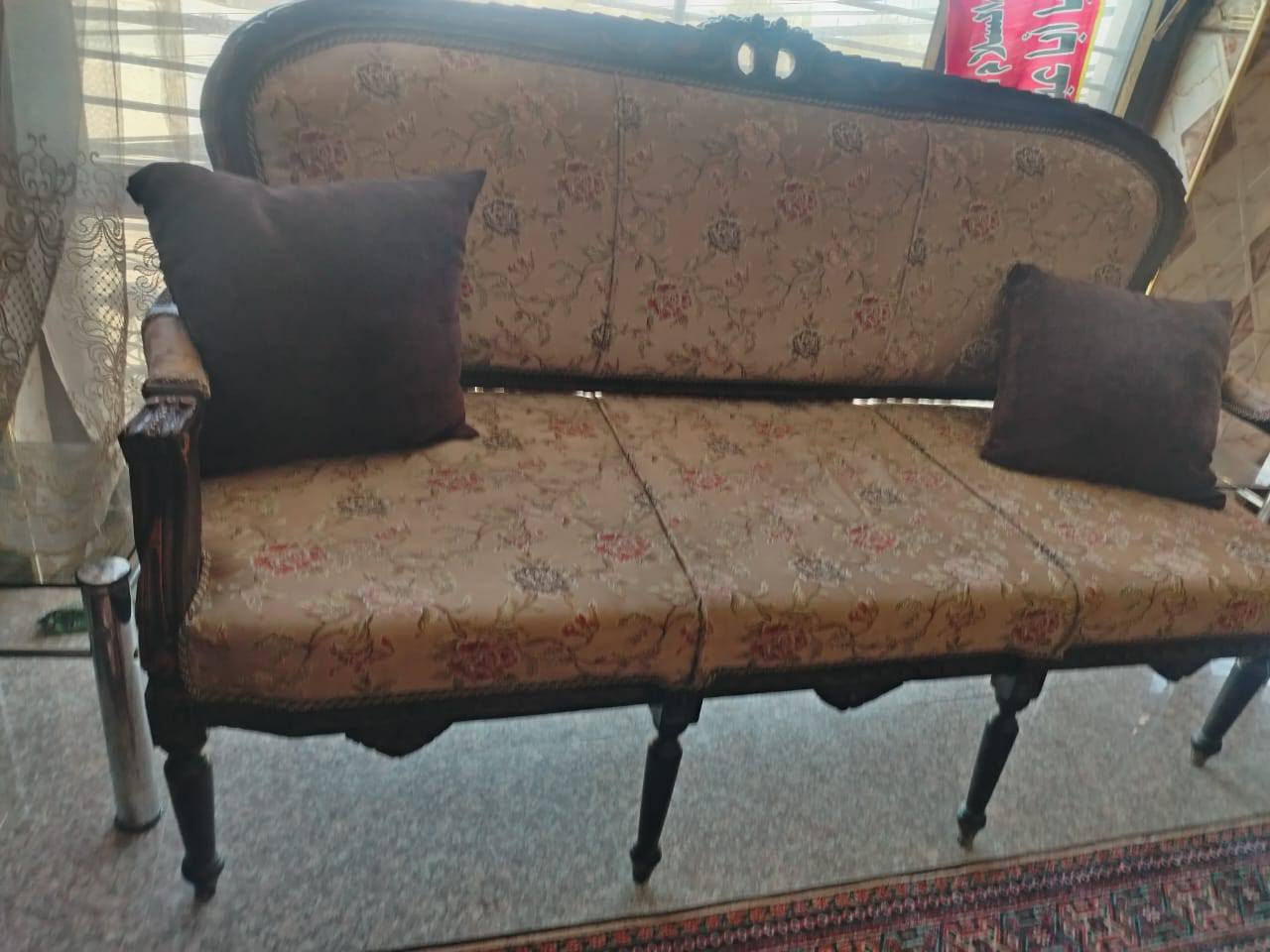 تخم مصري 6 قطع اربع كراسي وثنين اكبار ب 550 الف وبي مجال الرقم ب***********
