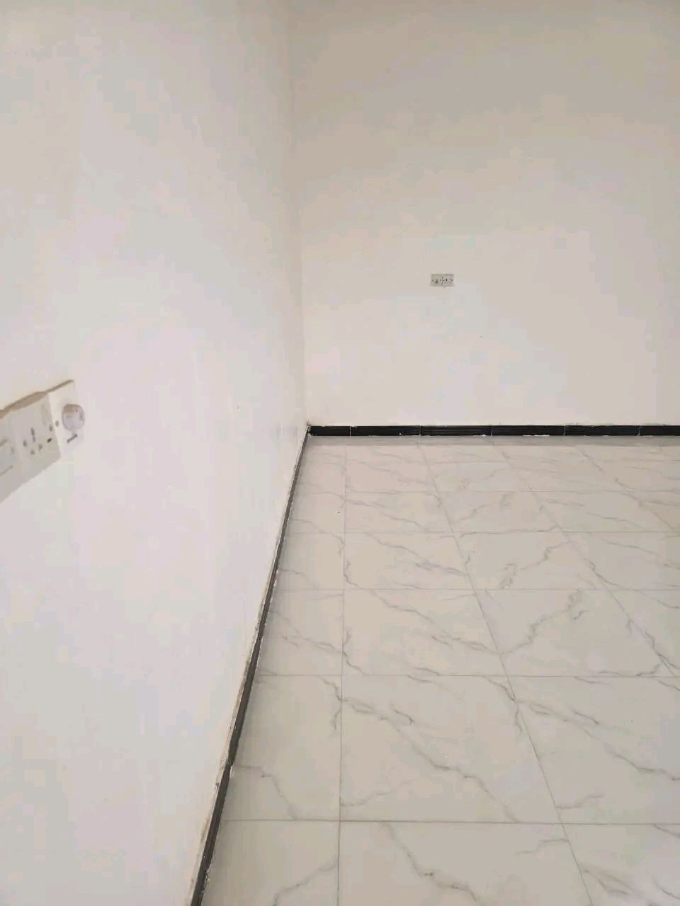 بيت للايجار أم الخيل شارع عشرين 
البيت بناء جديد وبعد محد ساكنه
 هسه طالعين العمال منه المساحه ٢٢٠ م
 مكون من طابق واحد نوع البناء بلوك غرفتين
 نوم وهول ووصاله ومطبخ وحمامات داخلي وخارجي ومنور  وكراج وحديقه كدام البيتها
  البيت السطح مالته ايزوكام يعني جاهز 
للإستفسار الاتصال على ***********
سعر الإيجار ٤٠٠ مع الماء والكهرباء
