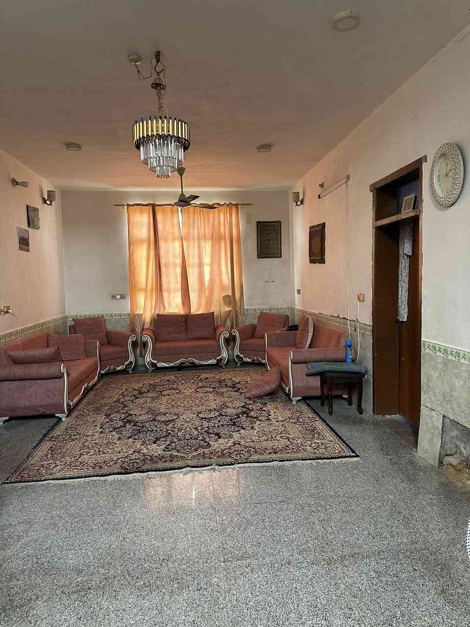 السلام عليكم 
بيت في حي الامين الثانية للبيع مع الاثاث 
المساحة 600 متر
مساحة البناء 200 متر 
يحتوي على مطبخ و صالة و استقبال و ثلاث غرف نوم
التبليط واصل للباب والخدمات كاملة 
البناء عكادة  ويبعد عن الشارع العام كيلومتر واحد 
السعر مناسب جدا 
للاستفسار التواصل على الخاص او الاتصال على الرقم 
*********** 
الرقم بي واتساب
