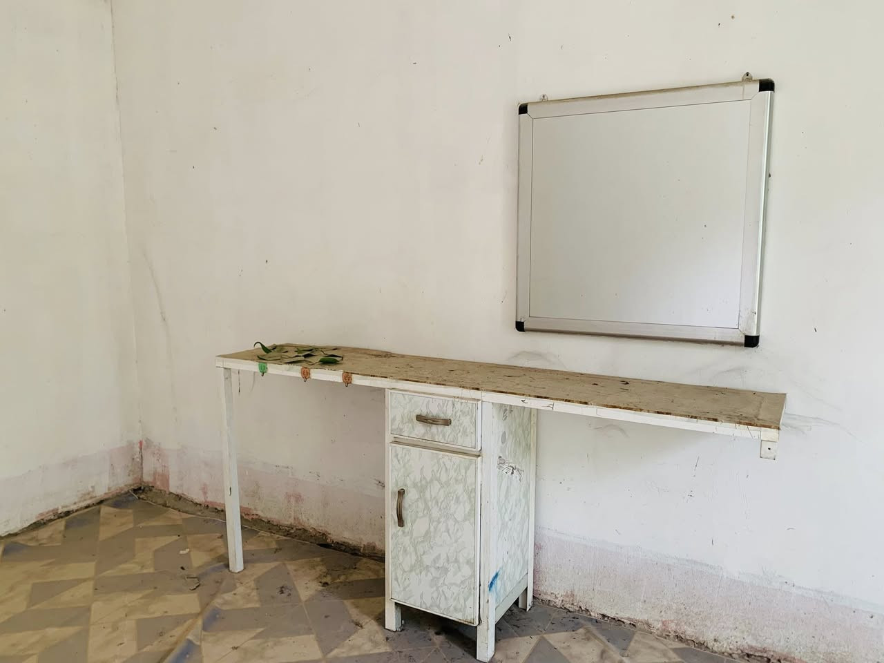 معرض حلاقه للبيع
مرايه عدد ٢ 

***********
