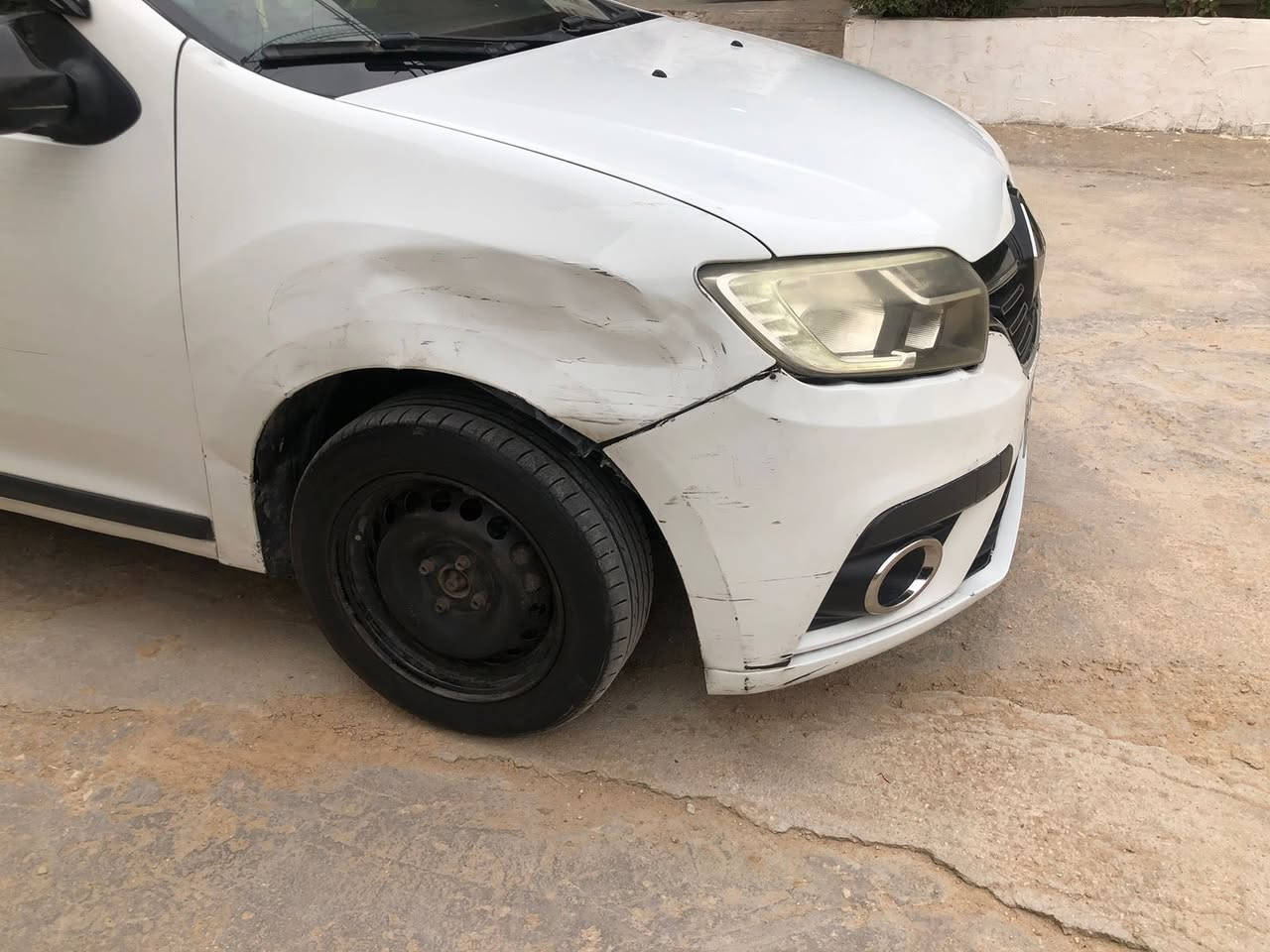 السلام عليكم سياره رينو سمبل للبيع مديل 2018 مكفوله لا ضربه ولا شي ماعدى طخه بل جاملغ الامامي مثل ماموضح بل صوره بيهة مشكله الرابع مالتهة مايجي رقم انكليزي قادسية  سنويه لل29 عليهة غرامه ٢٠٠ ينزلن من السعر سياره كشر نضيف دواخل نضيفه مكينه جديده وصلهة موجود عوزهة بس برمجه مكانهة كربلاء السعر ٥٨ وبيهة مجال حك الجيه للاستفسار ***********/*********** مامتواجدً خاص
