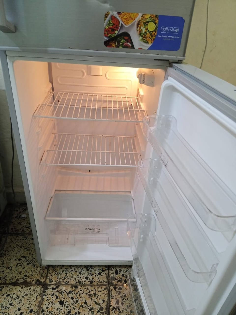 السلام عليكم ثلاجه جديده بالكارتونه بعدهي محتاج واريد ابيع استعمال تقريبا ٦ أشهر فقط ضربه خفيفه مثل مشوفون موضح فقط  هذي وبسعر مناسب والتاريخ موجود شوكت اخذتهه مكاني بغداد الدور شارع زين العابدين رقم موجود واتساب *********** اتصل عل الرقم وبيك خير وتدلل غير متواجد فيسبوك
