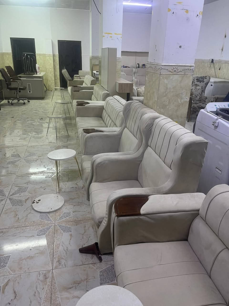 يتوفر تخم 40 مقعد ويرهم ديوان ويرهم تخومه عدد 4 كل واحد عشر مقاعد لطلب والاستفسار مراسلة الصفحه او الاتصال على رقم الواتساب *********** العنوان تكريت القادسيه نهية شارع الكراج مقابل تنزيلات الباشا

