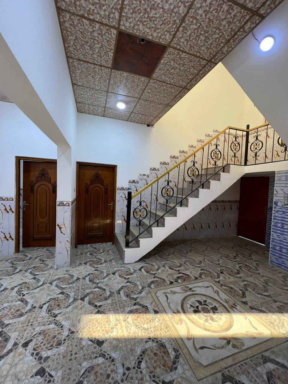 ملك صرف زراعي عراقي #تحويل سهم للمشتري
إبي الخصيب - منطقة شيخ ابراهيم 
الدار يقع على شارع تبليط 10م
تتوفر كافة الخدمات / ماء كهرباء انارة تبليط مدارس .
اساس وسقف كونكريت / الدار #جاهز للسكن 
#يحتوي :: كراج يسع ثلاث سيارات . منور محيط الدار 
صحيات خارجية . مدخل كلدور . مدخل صالة . مطبخ 
صحيات داخلية . غرفتين منام . مصعد درج للسطح .
#السعر_المطلوب :: 135 مليون قابل للتفاوض 
#للأستفسار ::***********
