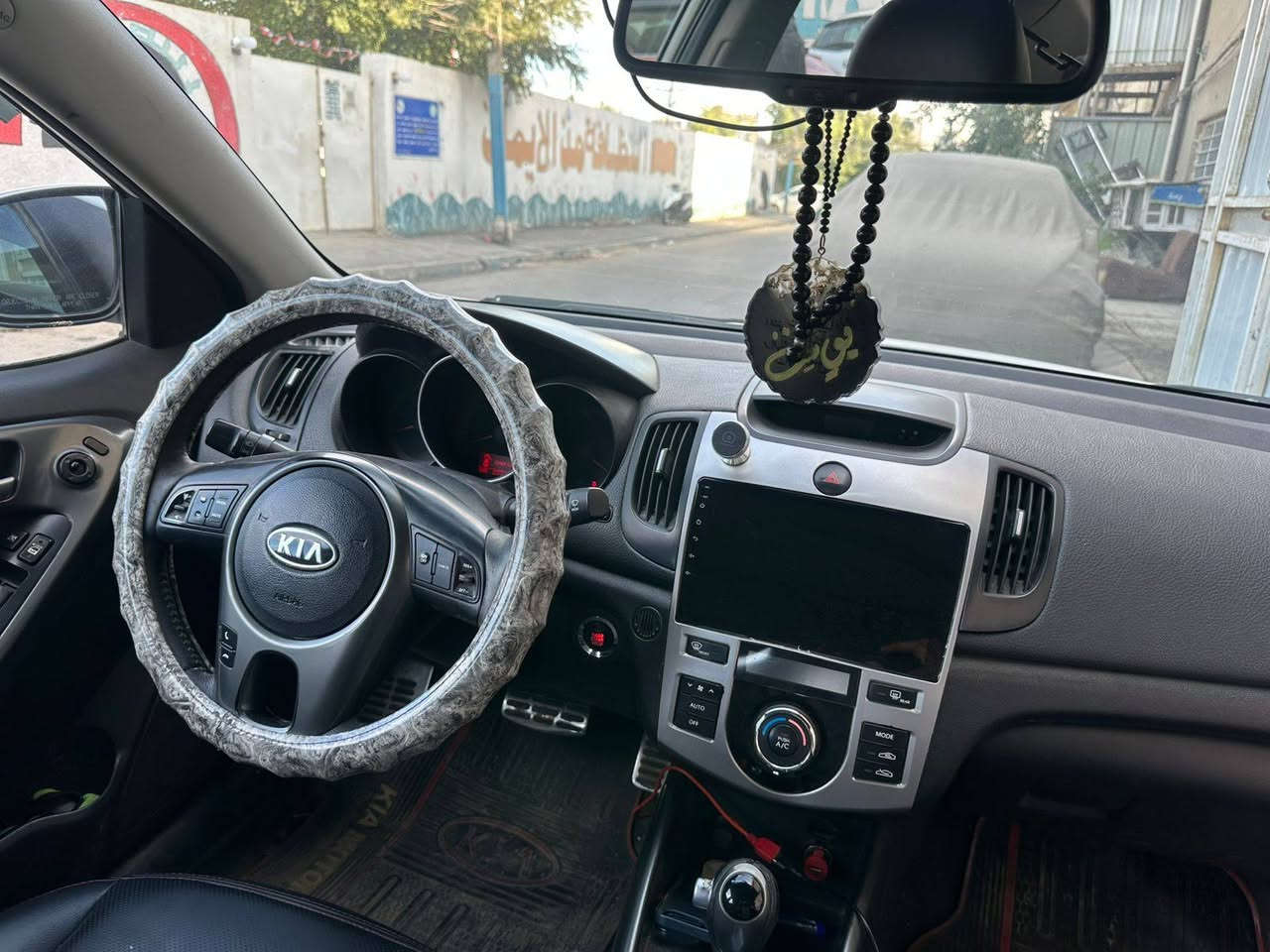 السلام عليكم كيا سيراتو رقم بغداد باسمي دولي سياره فول مواصفات VIP 
محرك 2000 DHOCK دوش 
فتحه شاشه 
بصمه باب
بصمه تشغيل 
فول للأخير جايه مواصفات خاصه  سياره بيها جامع مبدل بدون دواخل وبيها صبغ تكمه من أثر شخوط وفتح باب مقفله فقط وسونار موجود سعرها 115 وبيها مجال مكاني بغداد طوبجي 

*********** بغداد, العراق
