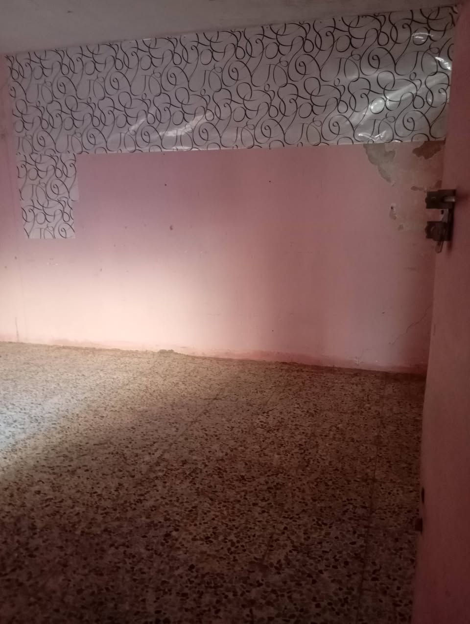 السلام عليكم مشتمل للايجار 300 ألف نهايته غرفة نوم استقبال وملحقات الحسينية قرب مستشفى التركي عالشارع العام ***********@
