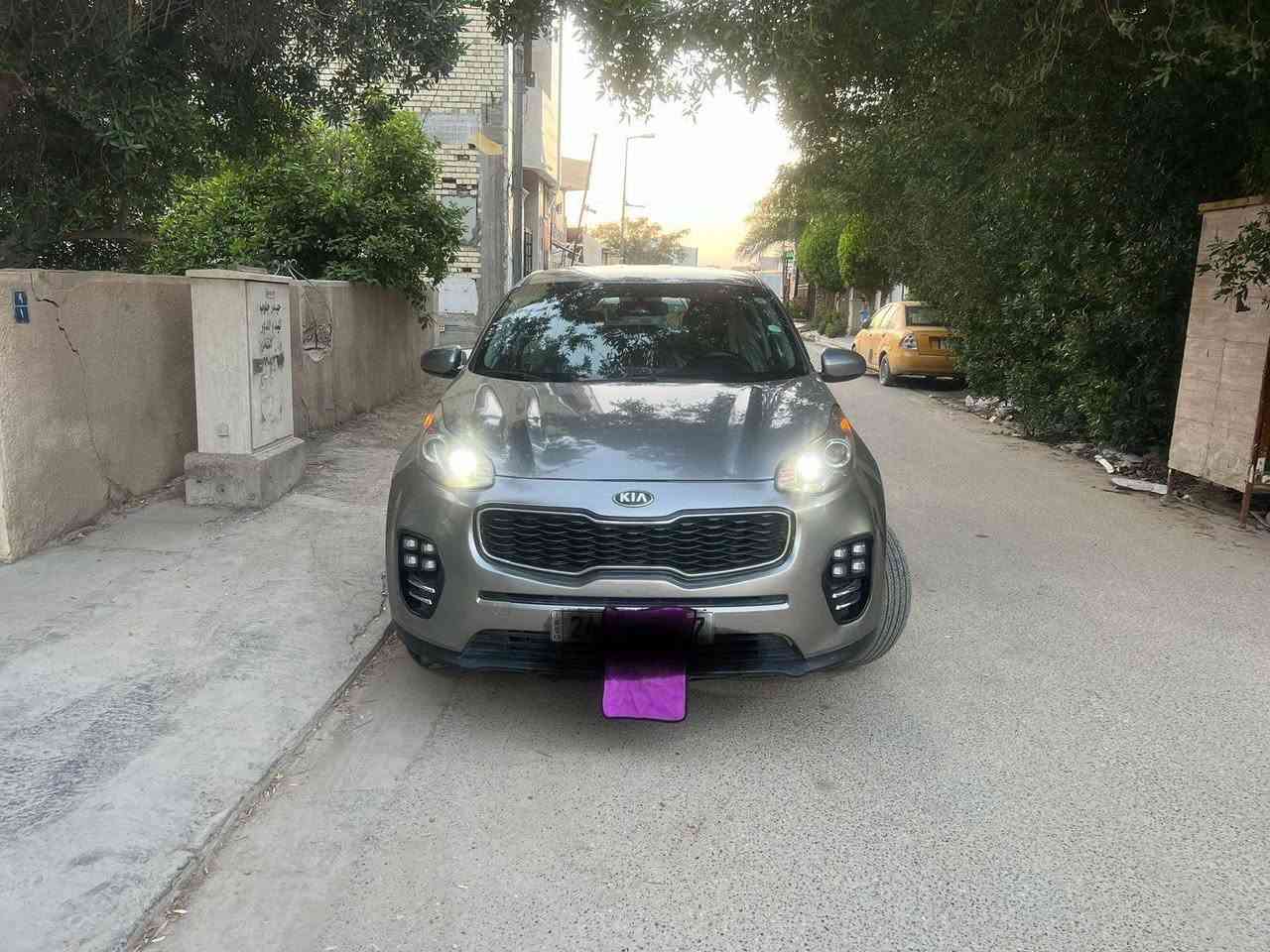 السلام عليكم 
سبورتج موديل 2020 مواصفات معروفه مال الامريكي 
شاشه جبيره
تحكم استيرن جهتين 
تبريد قطعتين 
كير 3 وضعيات سياقه سبورت نورمال وايكو . وتثبيت سرعه  وتحديد مسار  توقف ذاتي 
ضربتها بنيد نصه وجاملغ يعني قطعه ونص 
ماشيه السياره 80 كيلو مو ميل 
وسحبه صغير بالشاصي الايمن متبين ابد تبريد و كَير ومكينه خير من الله ميحتاجلها مصرف ربع
 ترايها للبصره وصور السونار منشوره رايدها ١٥٨ وبيها مجال ❤️❤️ *********** بغداد, العراق
