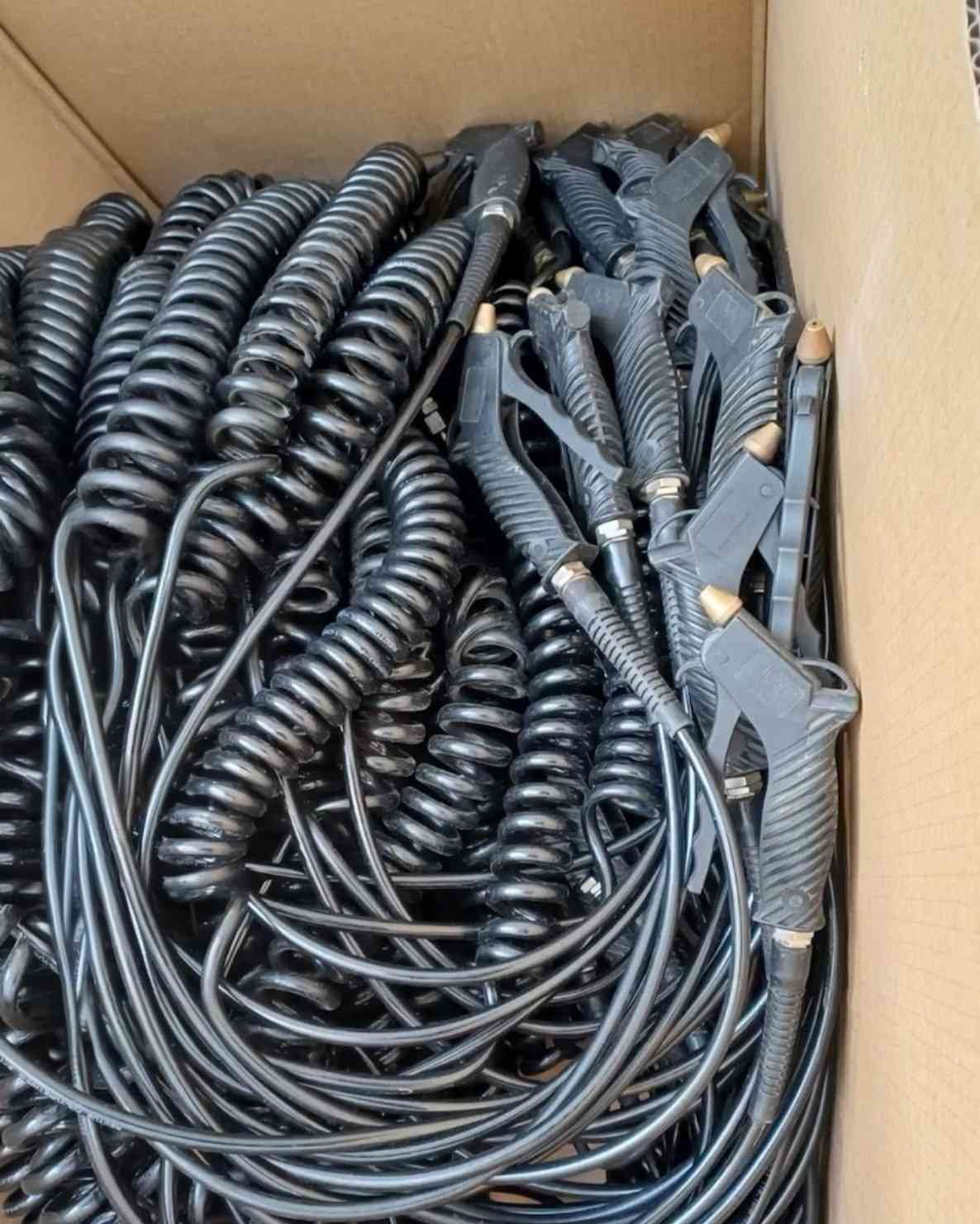 حبيت أشارككم الصورة من الطريق اللي أكون فيه، عدي مجموعة من الأشياء المختلفة، من أدوات وقطع غيار للسيارات، وكل شي ينذكر من شاحنات مرسيدس وقطع غيار، وأجواء الشغل هنا تكون دايمًا حماسية. حتى لو الدنيا مليانة أدوات، أظل مأثر بها الأجواء. وأحب أكتب لكم عن هالمشهد اللي يعبر عن صناعة بازوايا والأجواء داخل العراق. يلا شاركوني رأيكم، وش تخيلون هالحركة؟


**إذا كنت صاحب هذا الإعلان وتريد حذفه لأي سبب، رجاءا أرسل رسالة إلى الدعم الفني**