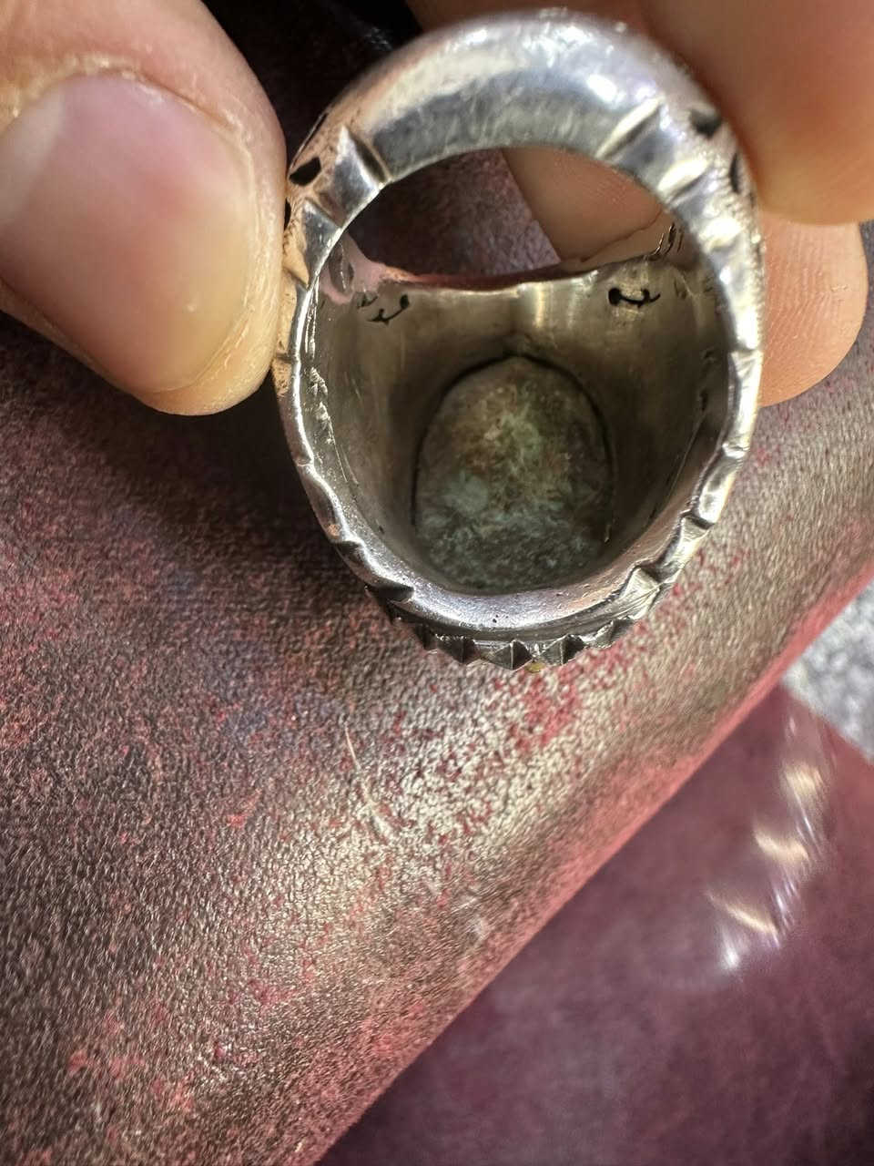 السلام عليكم فيروز نيشابوري
ع تفاحي صافي وزن الخاتم 40 غرام 

القطعه 3 سانتيم خشنه وثقيله 

السعر نهائي 150 
بغداد الشعله
***********

