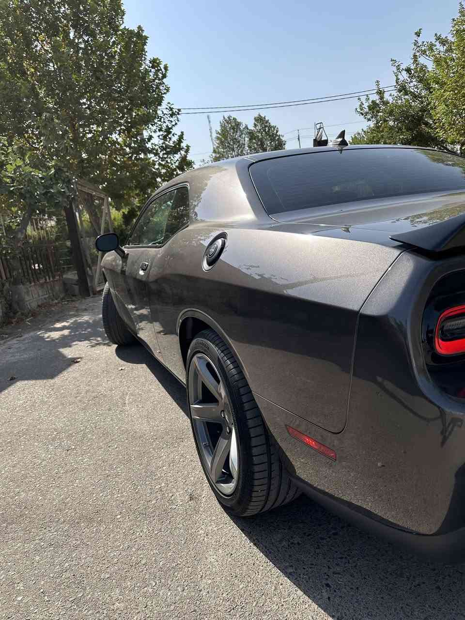 2023 ​🏎️ دوج تشالنجر للبيع (رقم أربيل) 🏎️

​سلام عليكم شباب، للبيع سيارة دوج تشالنجر (Dodge Challenger) بلون رمادي مميز، السيارة شبه جديدة وماشية قليل كلش وبشكل حقيقي (توتال المسافة فقط 6,529 ميل). محرك السيارة 6 سلندر بحجم 3.6L قوي وجاهز، والكير أوتوماتيك. السيارة نظيفة كلش من الداخل والخارج وتوب من ناحية الصدر والتبريد وجاهزة من كلشي وما تحتاج أي مصاريف.

​بالنسبة للحادث: السيارة بيها ثلاث قطع صبغ بدون دواخل، يعني الداخل كله سليم والشواصي واللغدات كلها سليمة وعلى الشرط، والإيرباغات كلها رجعت بلاد وشغالة 100%. تصليح السيارة درجة أولى ومبين بالنظافة بالصور (وصور أمريكا هم موجودة للي يحب يشوفها).

​السعر المطلـوب: 197 ورقة (شدة و97 ورقة)، وبيها مجال قليل وطيب للشراي المستعجل.

​للتواصل والاستفسار مكالمة أو واتساب: ***********]

مكان السيارة: اربيل
