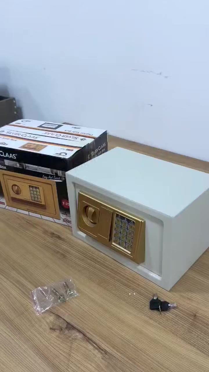 قاصه من سلفر كلاس

المميزات:

قاصة مثالية للاستخدام المنزلي

يوفر صندوق لحفظ الآمن

هيكل خارجي من المعدن عالي الجودة

يمكن وضع رمز حماية مكون من 1-8 أرقام

بطانة من السجاد في الجزء السفلي الداخلي لحماية مجوهراتك وساعتك الثمينة وبطاقتك وأموالك من أي تلف أو ضرر

القاصة مقاومة للحرائق

الوزن:4.5kg

أبعاد المنتج: الارتفاع: 20 سم الطول:20 سم العرض:30 سم

طريقة برمجة الكود:

1. افتح باب الخزانة

2. اضغط على الزر الأحمر الموجود في الجزء الخلفي عند المفصل لغاية سماع صفرتين مع إضاءة الضوء الأصفر

3. أدخل الرمز الذي تود أن تعتمده للخزانة يمكن استخدام 1 الى 8 ارقام

4. تأكيد الرمز اضغط على حرف A

.5. خلال 15 ثانية ستصدر الخزانة صوت تصفير مرتين مع اضاءة الضوء الاصفر

6. تم الان ضبط الرمز الشخصي للخزانة الخاص بك

الملاحظات:

لفتح الخزانة قم بأزالة الغطاء البلاستيكي الصغير بعدها ادخل المفتاح ادر بعكس اتجاه عقارب الساعة و أدر المقبض مع عقارب الساعة ( أي بالاتجاه المعاكس )

عند نفاد البطارية يتم تشغيل إضاءة باللون الاحمر

لا تقوم بخزن المفتاح داخل الخزانة


**إذا كنت صاحب هذا الإعلان وتريد حذفه لأي سبب، رجاءا أرسل رسالة إلى الدعم الفني**