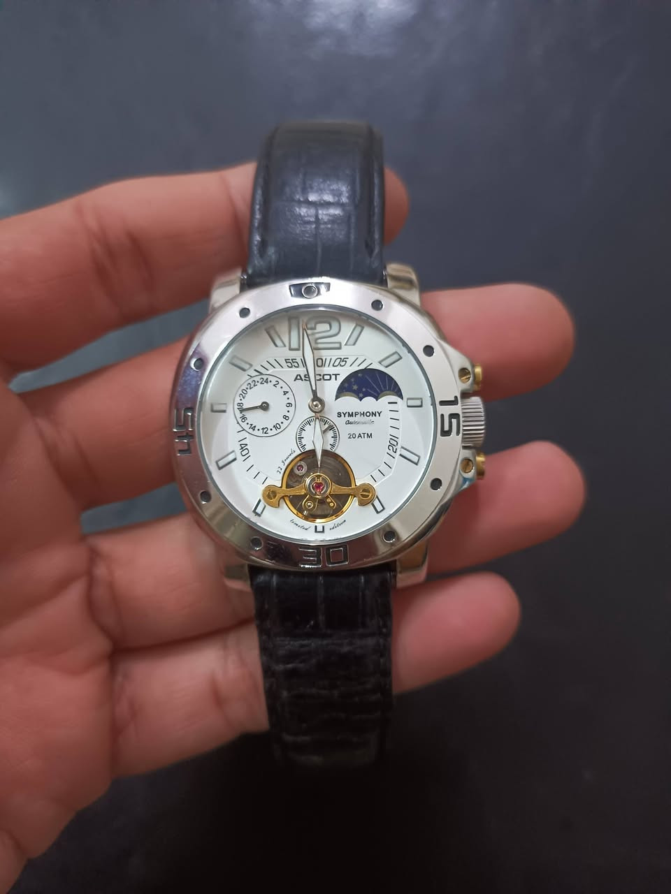 السلام عليكم
Ascot Symphony اوتوماتيك 

سنتر 24 ساعة 

سنتر ثواني منفصل 

شمسي قمري 

القطر 38

معدن ستيل 

السعر 65

موجود توصيل

سير جلد هدية


**إذا كنت صاحب هذا الإعلان وتريد حذفه لأي سبب، رجاءا أرسل رسالة إلى الدعم الفني**