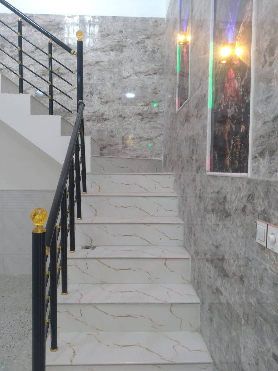 بيت للبيع  100 متر طابق واحد حي النداء منطقة ال53 قرب شارع 60 مجمع قنبر خلف إنشائية جابر الخفاجي يبعد مسافة  100 متر عن الشارع الرئيسي التبليط المحتويات/ غرفة و مطبخ  و صالة واستقبال ومكشوفة و حمامات2 داخل و خارج 
موبايل/ ***********
1/المساحه 5*20
2/اساس وسقف صب كونكريت 
3/طابوق نهروان 
4/حدادية درجة أولى 
5/جدران سيراميك+الواح بورسلين
6/ارضية كاشي سليمانية 40*40
7/درج بورسلين+ محجر تركي
8/تطبيك سطح اشتايكر
