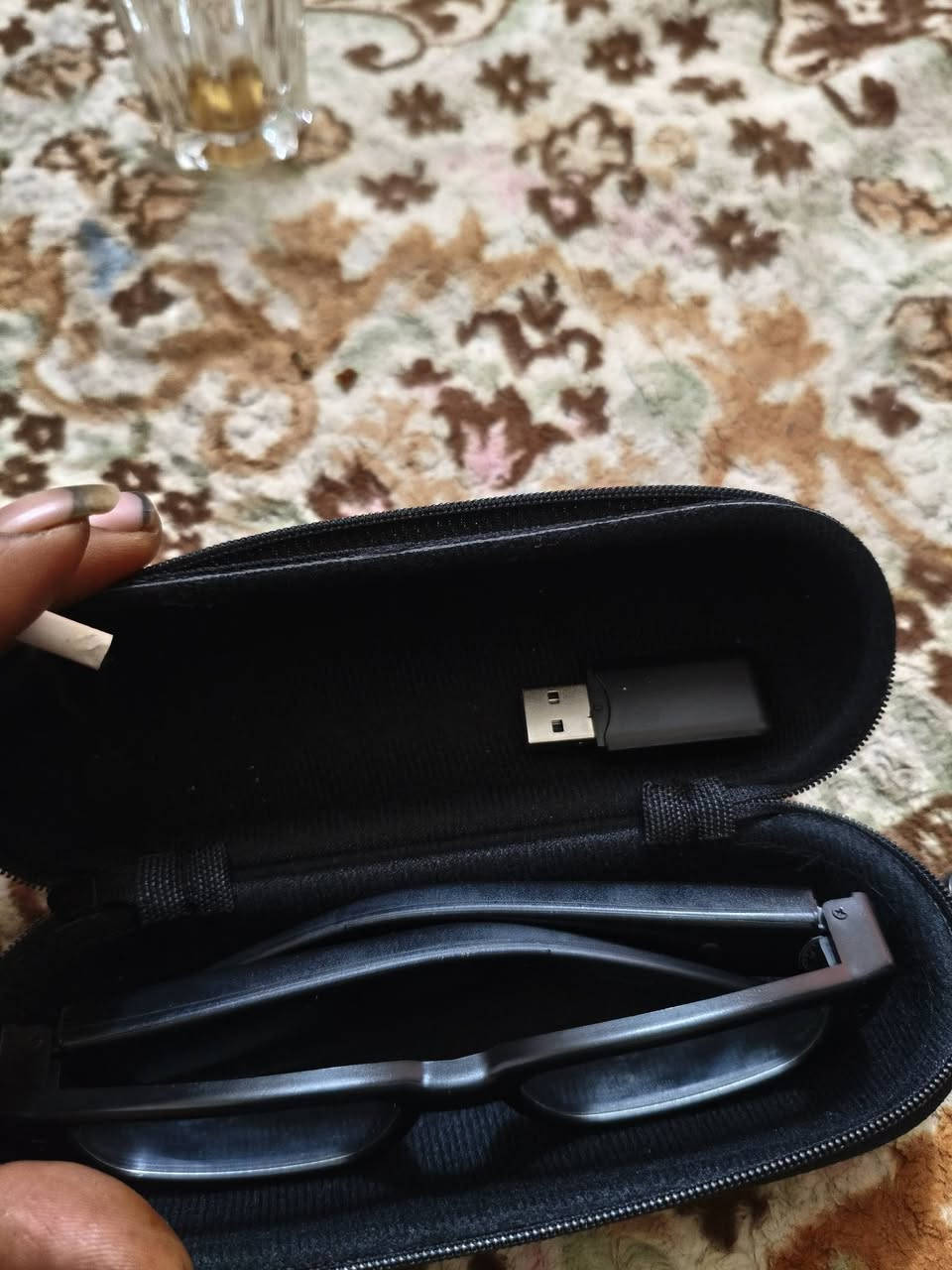 للبيع نضارات كامره سريه امريكيه الصنع
... فيديو وصور عالية الدقة: التقط مقاطع فيديو عالية الجودة وواضحة بدقة Full HD 1080P وصورًا عالية الدقة باستخدام 
الكاميرا المدمجة.1 تصميم متميز:// 
تم دمج الكاميرا بشكل خفي في إطار النظارات، مما يجعلها غير واضحة ومثالية لالتقاط اللحظات الصريحة.
عدسة واسعة الزاوية//: تضمن لك العدسة واسعة الزاوية التقاط منظور أوسع، مما يجعلها مثالية للقطات الحركة والمناظر الطبيعية
التشغيل بضغطة زر واحدة: يمكنك بدء التسجيل وإيقافه بسهولة من خلال التشغيل البسيط بزر واحد، الموجود على جانب النظارات.
دعم بطاقة مايكرو اس دي: تتيح لك مساحة التخزين القابلة للتوسيع مع دعم بطاقة MicroSD (البطاقة غير مضمنة) تسجيل مقاطع فيديو أطول والتقاط المزيد من الصور
بطارية قابلة لإعادة الشحن: توفر البطارية المدمجة القابلة لإعادة الشحن الطاقة اللازمة للتسجيل ويمكن شحنها باستخدام كابل USB المرفق.... 
تسجيل حر اليدين: ارتدي النظارات مثل النظارات العادية للتسجيل بدون استخدام اليدين تمامًا، مما يسمح لك بالتركيز على اللحظة.. واتساب ***********
