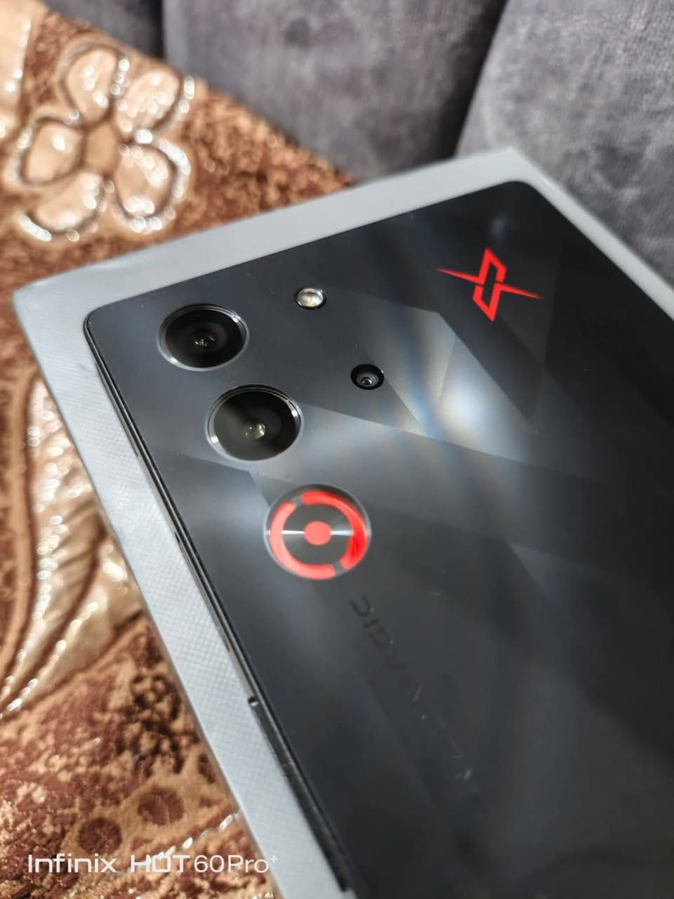 مبايل ريد ماجك 10s برو لللبع او مراوس ب ايفون 14 او 15 برو ماكس المبايل بي فطر صغير بل شاشة وما اثر على لمس واساسا  ما مبين الجهاز صارله استعمال 5 شهور يعني اخو الجديد   سعره (750) مكاني البصره _ الحيانية رقمي (***********)
