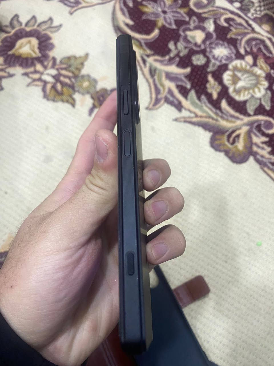 السلام عليكم سوني xperia 1 v mark 5
عملاق سوني للمراوس بهونر ما ابيع/ سبب ممتعود علشاشه بطول

مميزات Sony Xperia 1 V. جهاز مالجني    الجهاز شخط مبي كفر +لاسق اصليات

 معالج قوي جدا: الهاتف يأتي مزود بمعالج Snapdragon 8 Gen 2 بدقة تصنيع 4 نانومتر، المعالج يقدم أداء قوي جدا ويعتبر من اقوى المعالجات بدون منازع

 شاشة ممتازة: هاتف Sony Xperia 1 V يأتي بشاشة ممتازة من نوع OLED، الشاشة بدقة +4K ومحمية بطبقة زجاج من نوع غوريلا جلاس Victus 2

 دعم 120 هرتز: الهاتف يدعم معدل تحديث الشاشة 120 هرتز

 كاميرا ممتازة: الهاتف يأتي مزود بثلاث كاميرات خلفية بدقة 48 و 12 و 12 ميجابكسل، الكاميرات تقدم أداء في التصوير يعتبر ممتاز جدا، مع دعم إمكانيات محترمة مثل التقريب البصري حتى 3.5x وتقنية التثبيت البصري OIS وتصوير الفيديو بدقة 4K بمعدل 30/60/120 إطار في الثانية

 بطارية كبيرة: الهاتف يأتي بسعة بطارية كبيرة (5000 مللي أمبير)

 مقاوم للماء والغبار: هاتف Sony Xperia 1 V يأتي مقاوم للماء والغبار بمعيار  IP68، مقاومة الماء تصل الى عمق 1.5 متر ولمدة 30 دقيقة تحت الماء

مكاني بغداد الشعب 

***********
